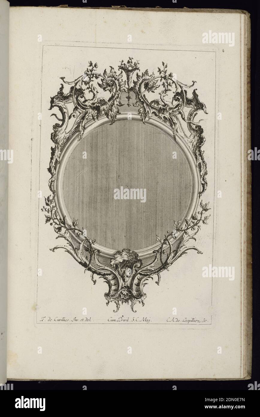 Rahmen mit Drachen, Troisième Livre de Cadres (Drittes Bilderbuch), François de Cuvilliés d.Ä., Belgier, Aktives Deutschland, 1695 - 1768, Carl Albert von Lespilliez, Deutsch, 1723 - 1796, François de Cuvilliés d.Ä., Belgier, Aktives Deutschland, 1695 - 1768, Radierung und Gravur auf Papier, Aufrechter Rahmen Design für einen Spiegel oder Malerei, kreisförmige Form, gekrönt mit zwei Drachen von Rollwerk umgeben. Vegetale Dekoration komplettieren das Ornament., München, Deutschland, 1740–68, Alben (gebunden) & Bücher, gebundener Druck Stockfoto