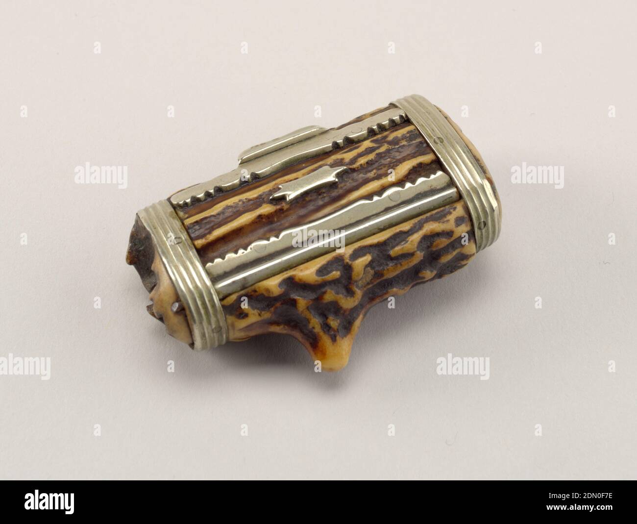 Geweih, Antler, Metall, Oblong, Schnupftabakkarton Stil Box, sein Körper aus Stücken ausgehöhlten Geweih, der Deckel in dekorativ geschnitten Metall mit einem Daumen Fang an der Vorderseite und eine kleine schmucklose Plakette an seiner Spitze eingerahmt. Die Seiten sind mit durchgehenden Rippenbändern am Hauptkörper befestigt, die sich um den unregelmäßigen, leicht röhrenförmigen Behälter wickeln. Streichhölzer sollten wahrscheinlich auf dem stark strukturierten Kastenkörper selbst getroffen werden., Ende des 19. Jahrhunderts, Container, Dekorative Künste, Matchsafe Stockfoto