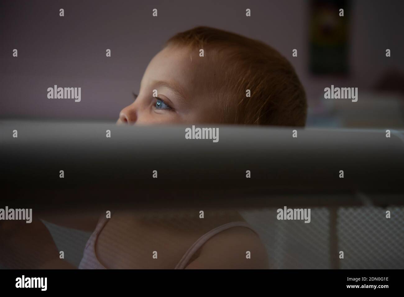 Kleines Mädchen neugeboren mit blauen Augen Stockfoto