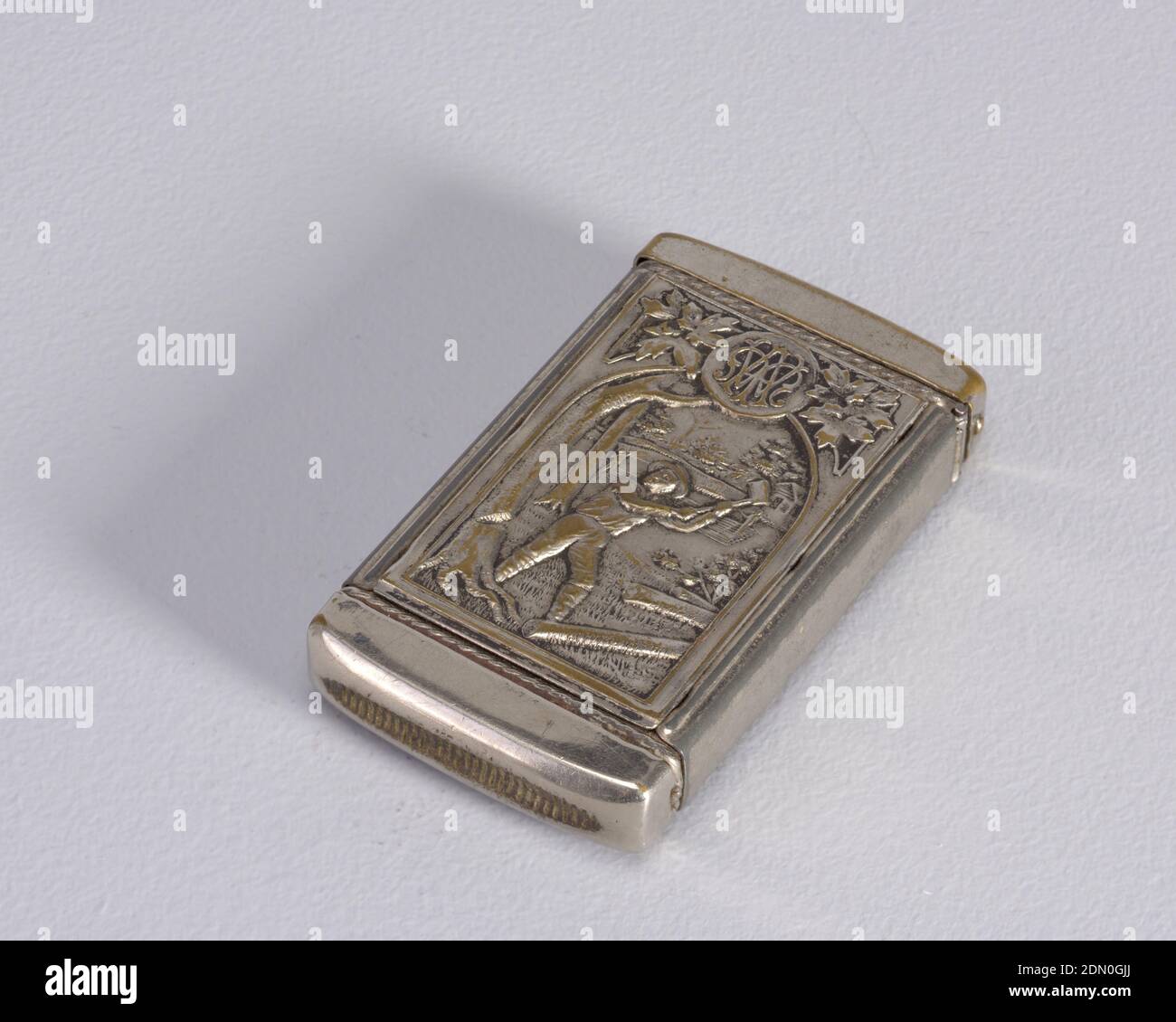 Modern Woodmen of America', Messing überzogen, rechteckig, oben und unten gewölbt, mit erhöhter Dekoration, eingeschrieben in kreisförmigem Reserve 'Moderne Woodmen of America', dessen Mitte ein Schild mit einem gekreuzten malet und Beil und Monogramm 'MWA' zeigt, über kreisförmigem Reserve mit der Aufschrift 'pur Autre Vie', Darunter befindet sich eine Auswahl von Objekten, darunter eine Skala, Urne und Medaillon mit der Aufschrift "Brazen Coin", einige Laubmotive durchsetzt; Rückseite zeigt Männchen mit Beil angehoben, hacken einen Baumstamm, Hintergrund von Bäumen, Kabine, und 2 Männer auf hölzernen Fluss Floß. Stockfoto