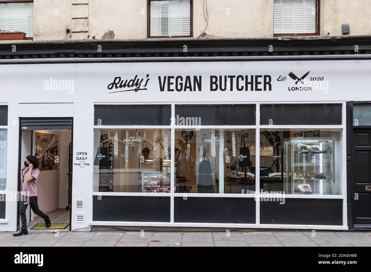 Die erste vegane Metzgerei 'Rudy's' in Großbritannien hat in der Upper Street, Islington, ihren Betrieb aufgenommen und verkauft fleischfreie Alternativen zu traditionellen Metzgerprodukten wie Pulled-Pork, Burger, Fleischbällchen und sogar die Bestandteile eines kompletten englischen Frühstücks. Sie öffnen auch kurz ein veganes Diner nebenan. Mit: Atmosphere, Rudy's Vegan Butcher wo: London, Großbritannien Wann: 16 Nov 2020 Kredit: Phil Lewis/WENN Stockfoto