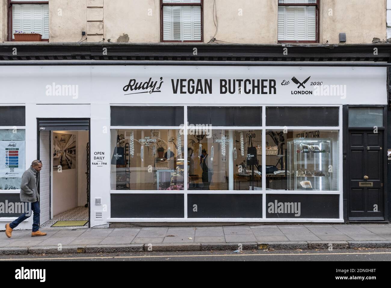 Die erste vegane Metzgerei 'Rudy's' in Großbritannien hat in der Upper Street, Islington, ihren Betrieb aufgenommen und verkauft fleischfreie Alternativen zu traditionellen Metzgerprodukten wie Pulled-Pork, Burger, Fleischbällchen und sogar die Bestandteile eines kompletten englischen Frühstücks. Sie öffnen auch kurz ein veganes Diner nebenan. Mit: Atmosphere, Rudy's Vegan Butcher wo: London, Großbritannien Wann: 16 Nov 2020 Kredit: Phil Lewis/WENN Stockfoto