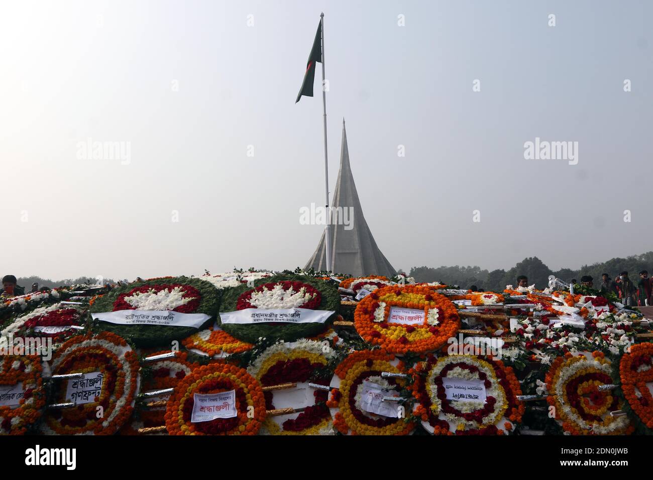 DHAKA, BANGLADESCH – 16. Dezember 2020: Am nationalen Denkmal der Märtyrer des Unabhängigkeitskrieges 1971 in Bangladesch versammeln sich die Menschen, um ihren Respekt zu zollen Stockfoto