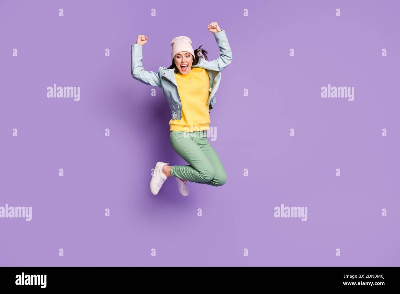 Ganzkörper-Foto von funky hübsche Dame stilvolle Kleidung springen Hohe  jubelende Champion schreien gute Laune tragen casual Hut Jacke Schuhe mit grüner  Hose Stockfotografie - Alamy