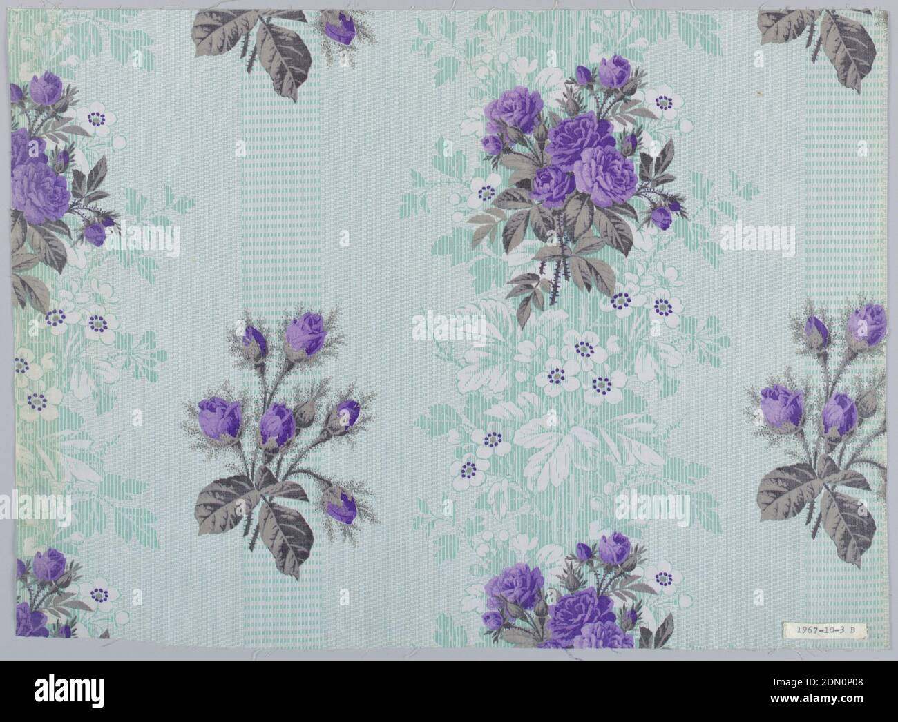 Textil, Schwartz-Huguenin, Medium: Baumwolle Technik: Bedruckt mit gravierter Walze und/oder Block auf Leinwandbindung; hochglasiert, drei Muster, gleiches Design, verschiedene Farben. A) Grauer Boden, wahrscheinlich gedruckt von "Molette", in winzigen geometrischen Mustern mit Flächen von Laub in grau, mit weißen Blüten; florales Muster von Rosengruppen über Boden gedruckt, wahrscheinlich durch Block. B) Grüner Boden, Rosen rot-violett. C) Grauer Boden, Blüten blau mit grauem Laub. Hochglasiert, Mulhouse, Elsass, Frankreich, 1851–63, bedruckte, gefärbte & bemalte Textilien, Textil Stockfoto