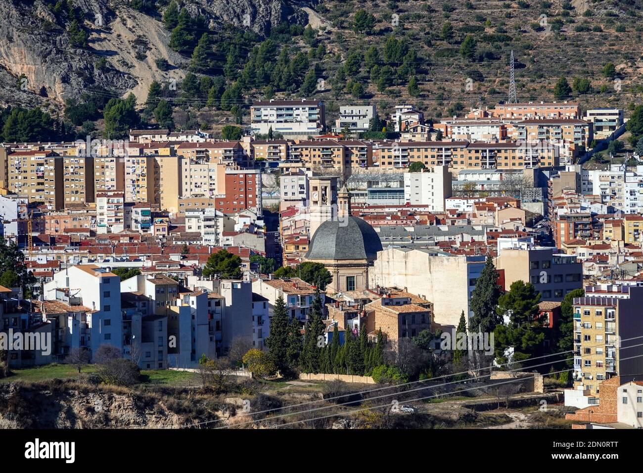 Die Binnenstadt Alcoi, Alcoy, Valencia, Spanien und die umliegenden Berge. Stockfoto