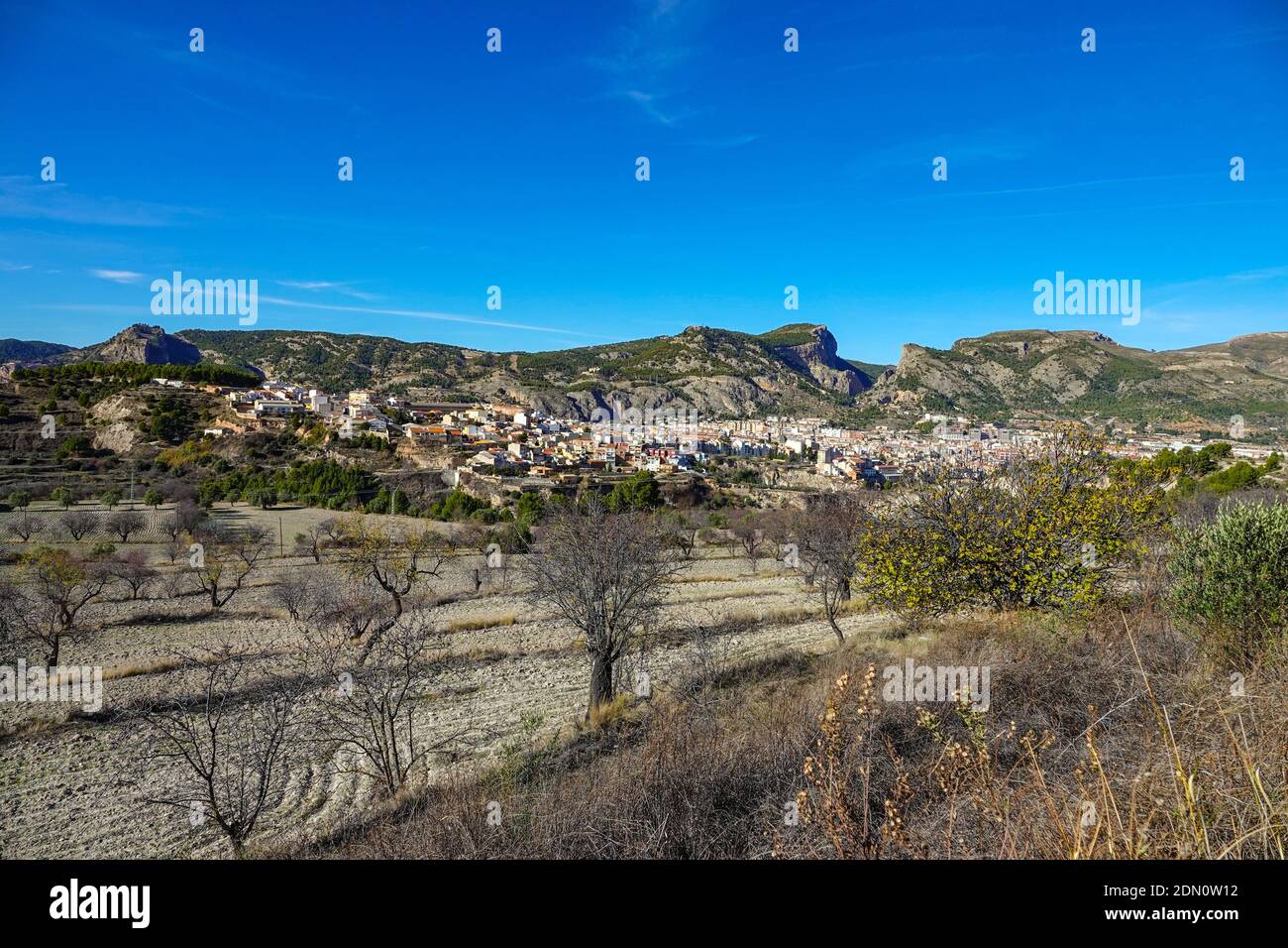 Die Binnenstadt Alcoi, Alcoy, Valencia, Spanien und ihre umliegenden Terrassen und Berge. Stockfoto