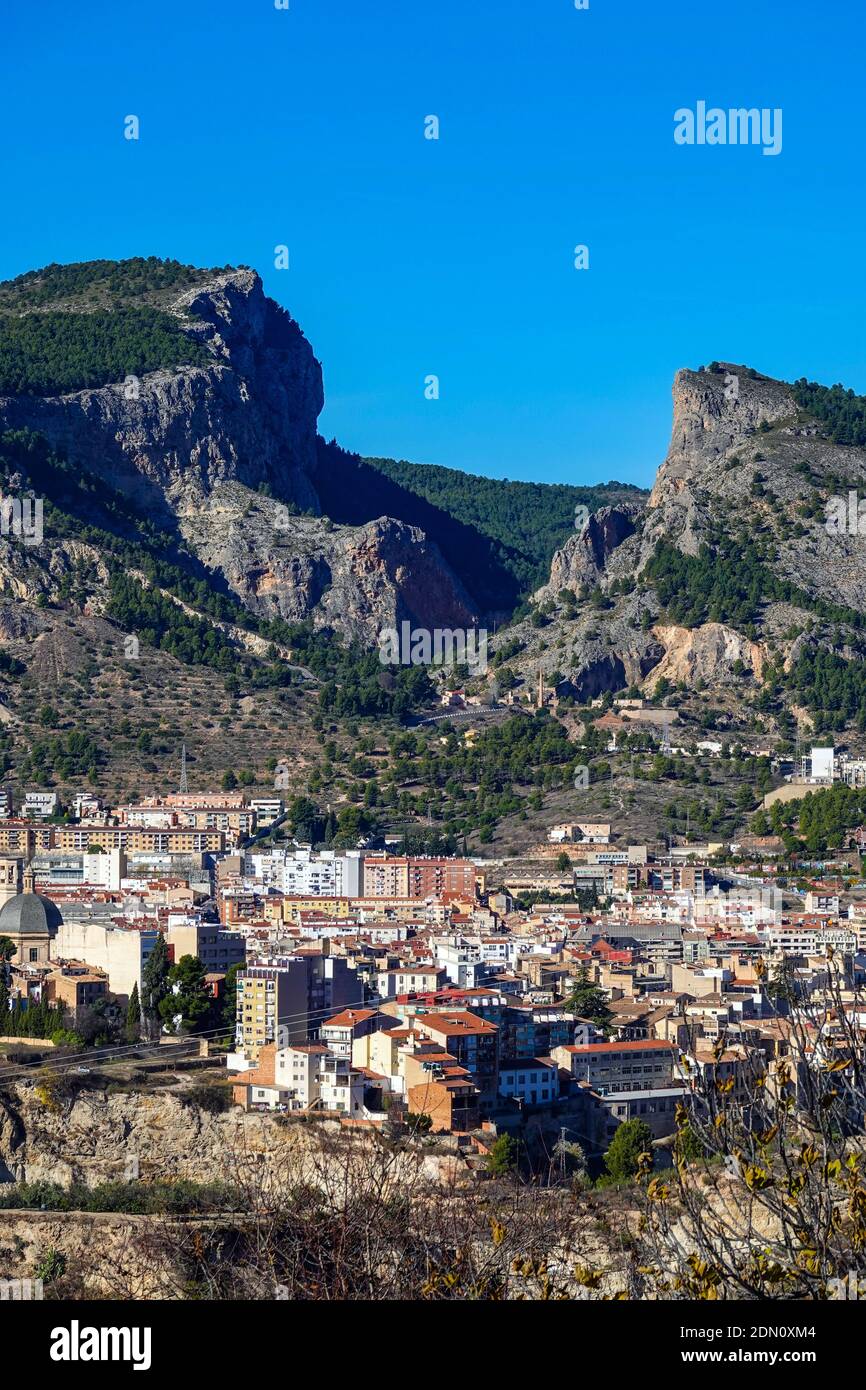 Die Binnenstadt Alcoi, Alcoy, Valencia, Spanien und die umliegenden Berge. Stockfoto
