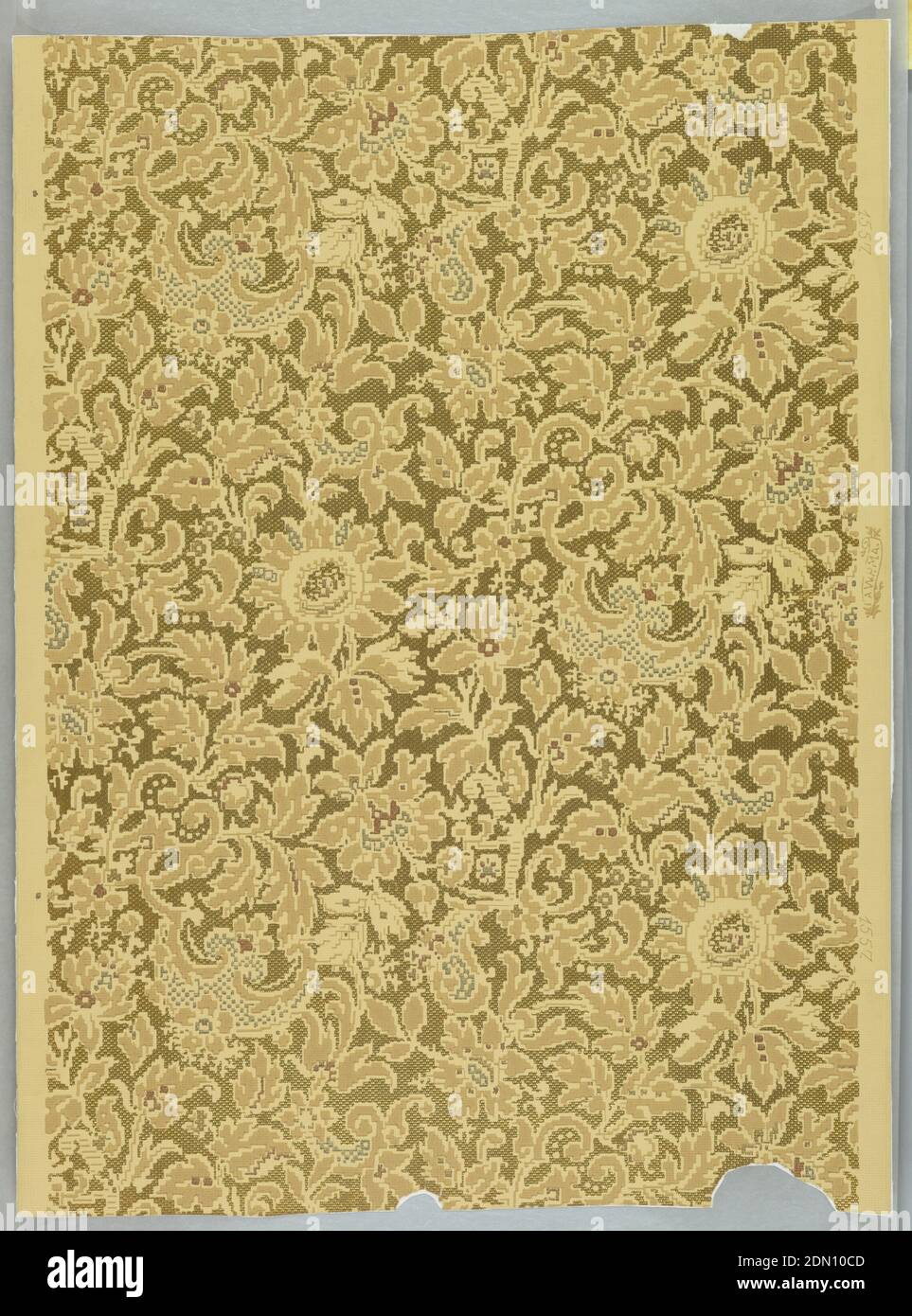 Sidewall, American Wall Paper Manufacturers' Association, 1879–1887, maschinenbedruckt auf Papier, auf einem hellgelben Grund, ist ein durchgehendes Blumen- und Laubmuster in sehr grau gefärbten Braun-, Blau- und Rottönen gedruckt. Geprägte und vergoldete Bereiche zwischen dem Muster, um einen gewebten Boden zu suggerieren. Eine imitierte Brokatelle., USA, 1879–87, Wallcoverings, Sidewall Stockfoto