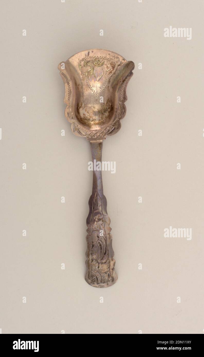 Löffel, Silber, der Teekessel mit Glockenform, schaufelartige Schale mit geformter, flacher Flanschrand. Die Schale und der Rand mit Blumen und wriggle Arbeit eingraviert. Der verjüngende Griff mit leicht nach unten gebogenem, geformtem Terminal. Die Terminal-Vorderseite mit partieller Blume und Schriftrollen mit einer länglichen Rückseite graviert., Niederlande, 1855, Besteck, Dekorative Künste, Löffel Stockfoto