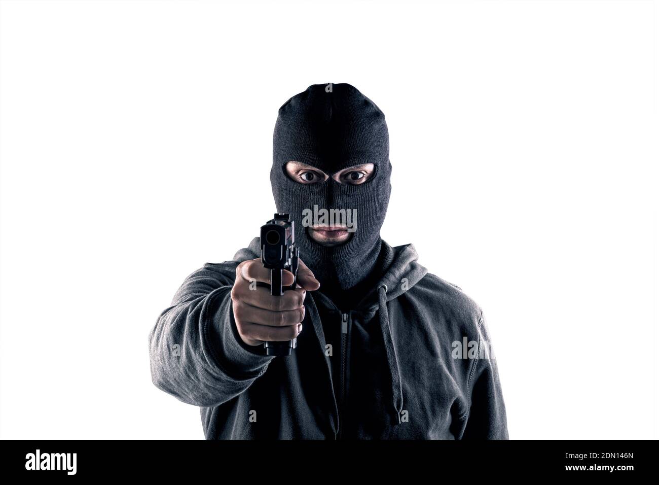 Criminal trägt schwarze Balaclava und Kapuzenpullover mit einer Waffe isoliert Auf weiß mit Beschneidungspfad Stockfoto