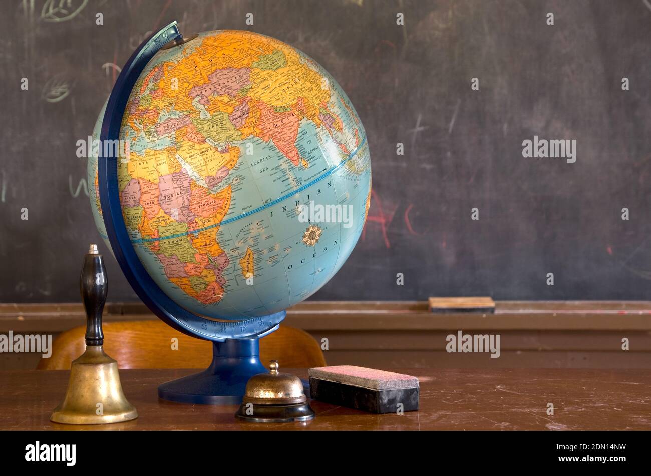 Alter Schulschreibtisch mit Globe, Globen und Schiefertafel-Radierbürste Stockfoto