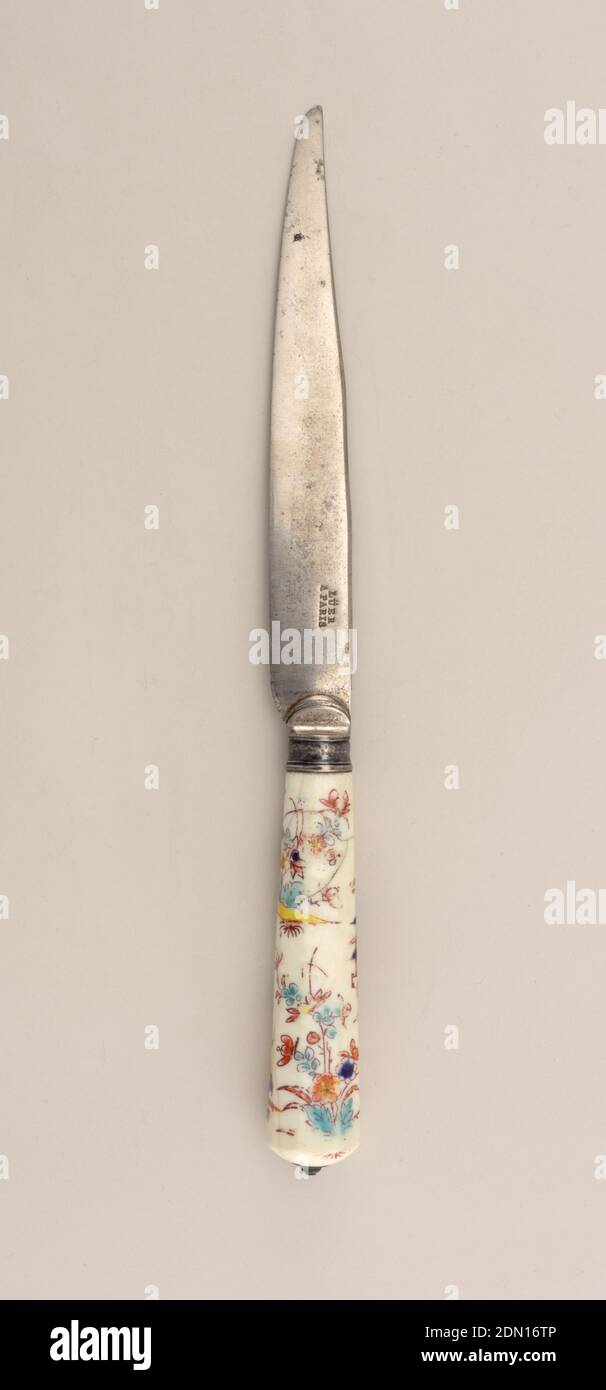 Messer mit floralem Porzellangriff, Chantilly Porzellan Manufaktur, französisch, aktiv ca. 1725 - ca. 1789, Porzellan, Glasschmelz, Stahl, Silber, Klinge hat leicht gebogen oberen Rand, untere Kante verjüngt in Richtung der Spitze. Tropfenpolster, einfarbige silberne Ferrule mit horizontalem Band. Spitz zulaufendes, achteckiges weißes Porzellanhandstück mit kakiemon-Dekor in Gelb, Blau und Grün (Unterglasur) und Braun-Rot (Überglasur). Griffoberseite abgerundet, silberner Deckel., Frankreich, 1725–1750, Besteck, Dekorative Künste, Messer Stockfoto