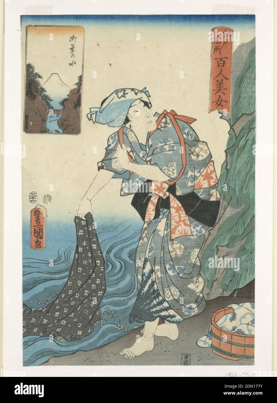 Frau waschen Stoff in einem Strom, Utagawa Kunisada, Japanisch, 1786 – 1864, Woodblock-Druck in farbiger Tinte auf Papier, dieser Handwerker, in verschiedenen Designs dekoriert, spült ein Textil im Wasser. Während ihre Kleidungsstücke hauptsächlich mit Shibori- und Bingata-Techniken entworfen wurden, wurde Katazome zur Erstellung des abstrakten karierten Drucks eingesetzt. Hinter ihr ist ein weiterer Stoff, der zwei Indigoblau-Töne enthält. Eine Karikatur oben links zeigt ein klares Bild des Großen Fuji., Japan, 1857, Theater, Print Stockfoto