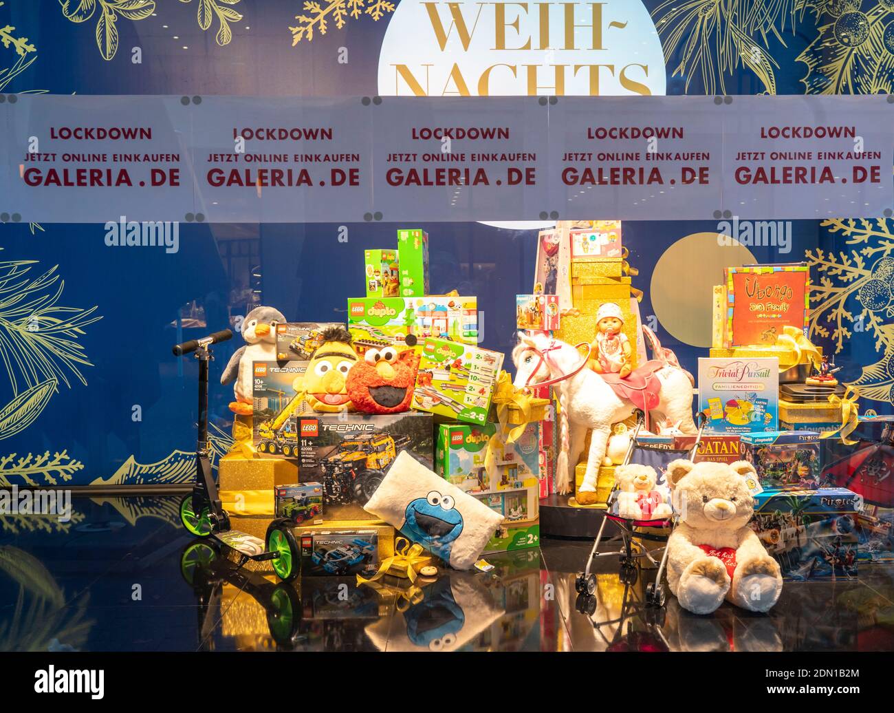 Erster Weihnachtstag Lockdown bei Corona Crisis, Galeria Kaufhäuser bietet Online-Bestellung und vor-Ort-Sammlung, Click and Collect, Abteilung Stockfoto