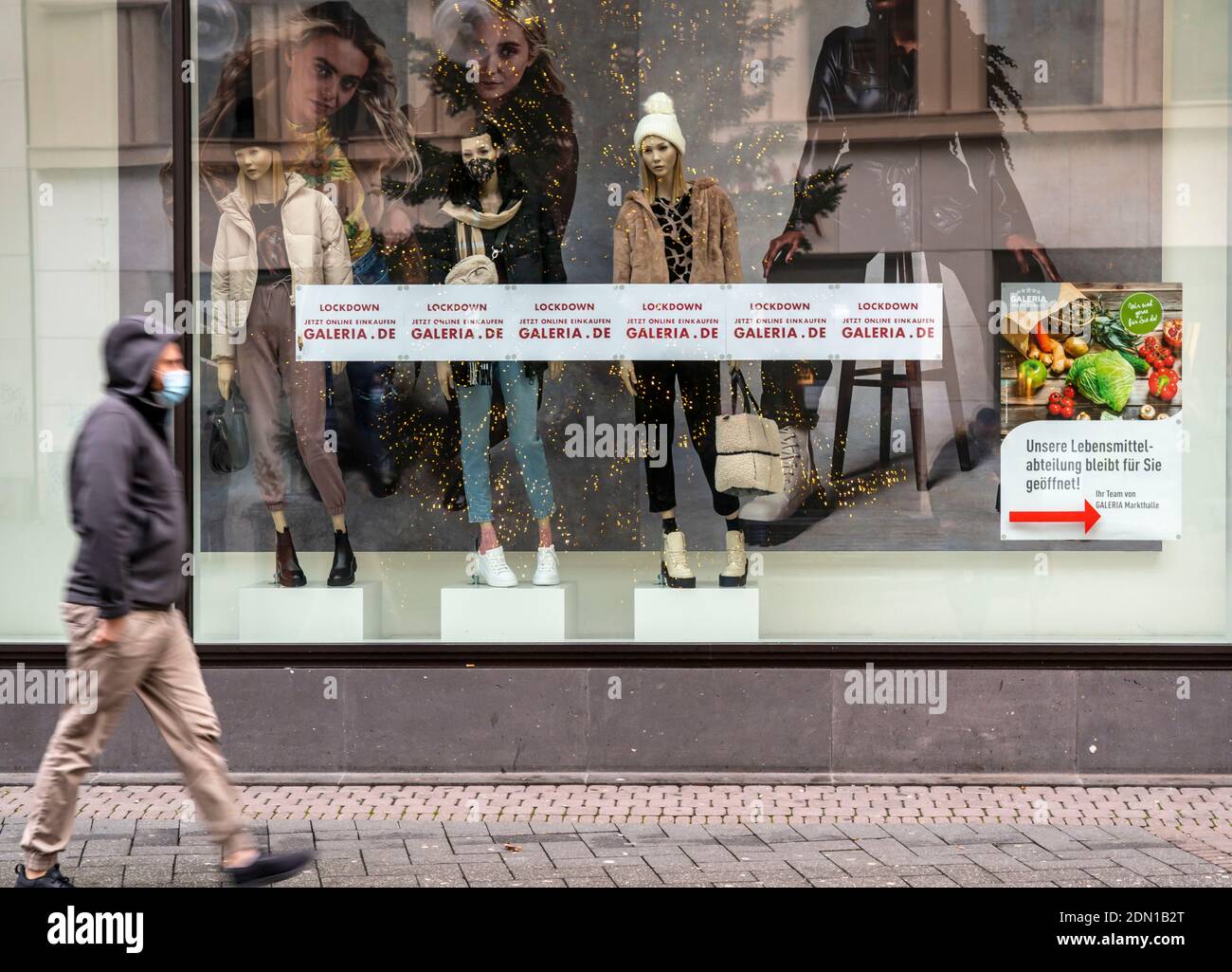 Erster Weihnachtstag Lockdown bei Corona Crisis, Galeria Kaufhäuser bietet Online-Bestellung und vor-Ort-Sammlung, Click and Collect, Abteilung Stockfoto