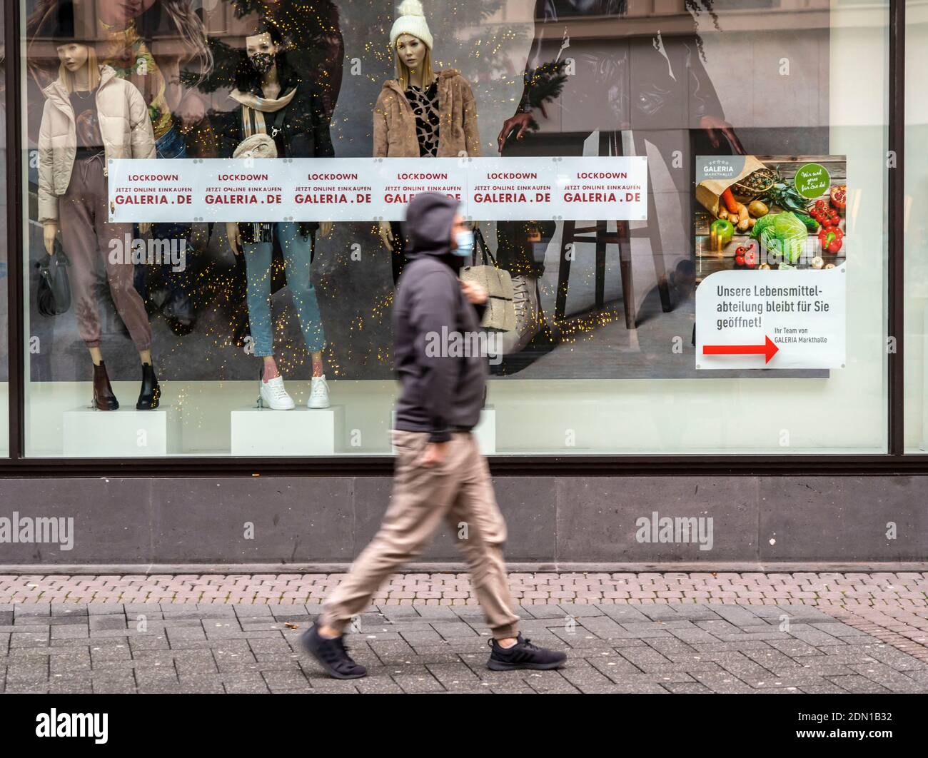 Erster Weihnachtstag Lockdown bei Corona Crisis, Galeria Kaufhäuser bietet Online-Bestellung und vor-Ort-Sammlung, Click and Collect, Abteilung Stockfoto