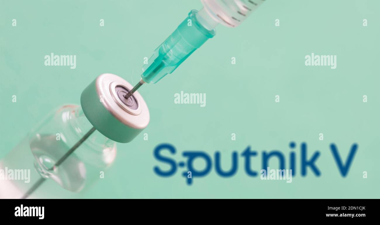 Athen, Griechenland. Dezember 17, 2020. SPUTNIK V-Impfstoff, Coronavirus-Immunisierungskonzept. Firmenlogo auf blauem Hintergrund. Covid19-Impfstofffläschchen und Syr Stockfoto