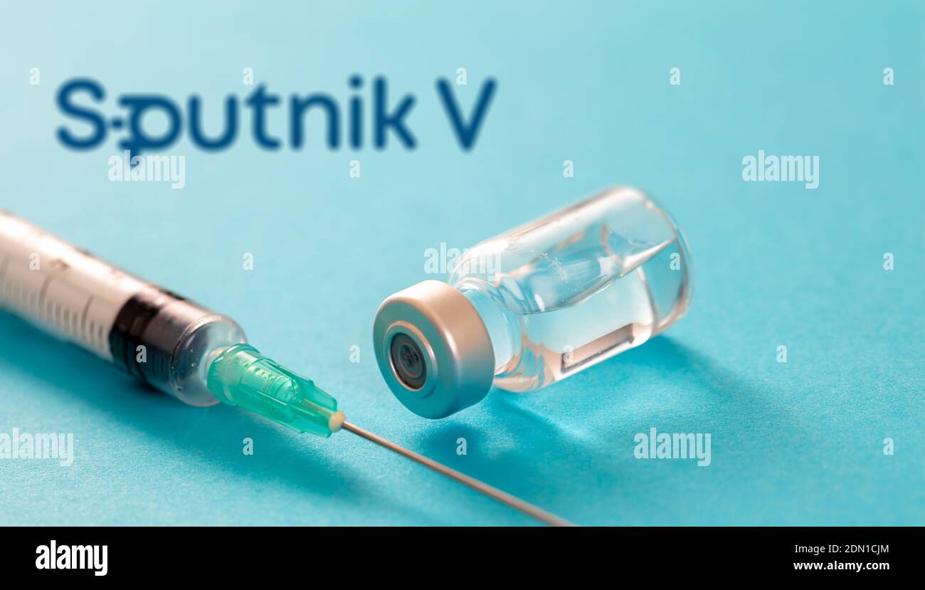 Athen, Griechenland. Dezember 17, 2020. SPUTNIK V-Impfstoff-Logo auf blauem Hintergrund. Covid19 Impfstofffläschchen und Spritze, Coronavirus-Immunisierungskonzept Stockfoto