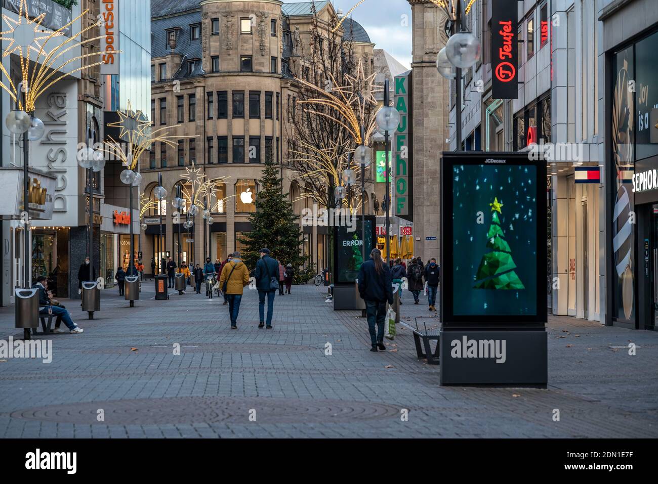 Erster Tag der weihnachtlichen Sperre in der Coronakrise, leere Einkaufsstraße Schildergasse, geschlossene Geschäfte, kaum Passanten, Leuchttafel, Billbo Stockfoto