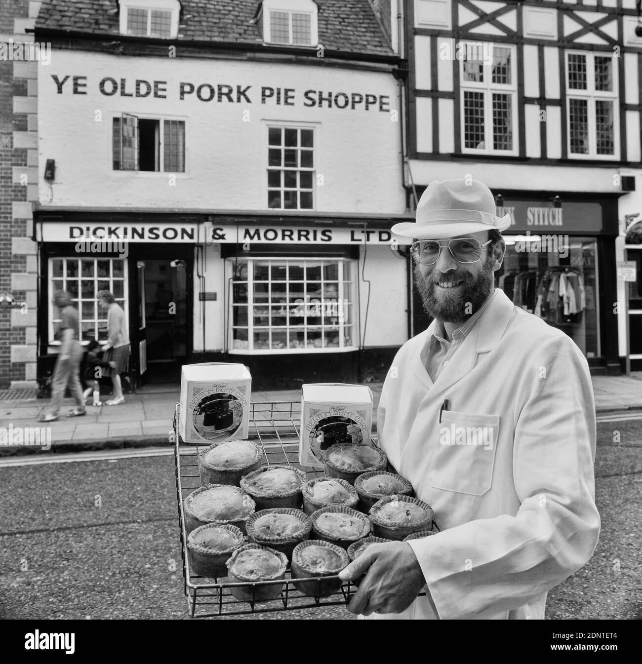 Ein Bäcker hält ein Tablett mit Melton Mowbray Schweinebraten & Melton Hunt Kuchen außerhalb Ye Olde Pork Pie Shoppe. Melton Mowbray. Leicestershire. England, Großbritannien Stockfoto