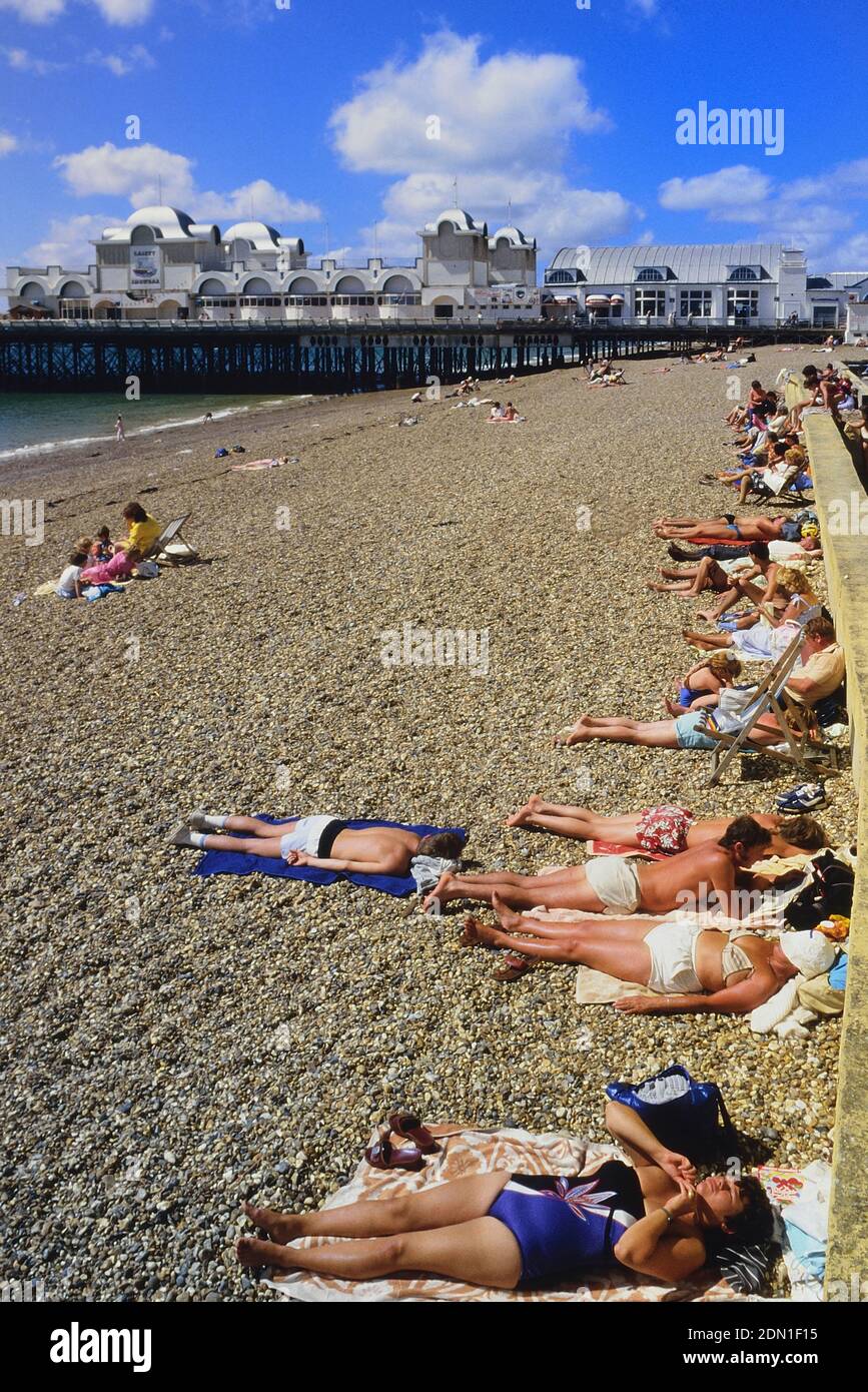 Sonnenanbeter am Southsea Beach, Hampshire, England, Großbritannien Stockfoto
