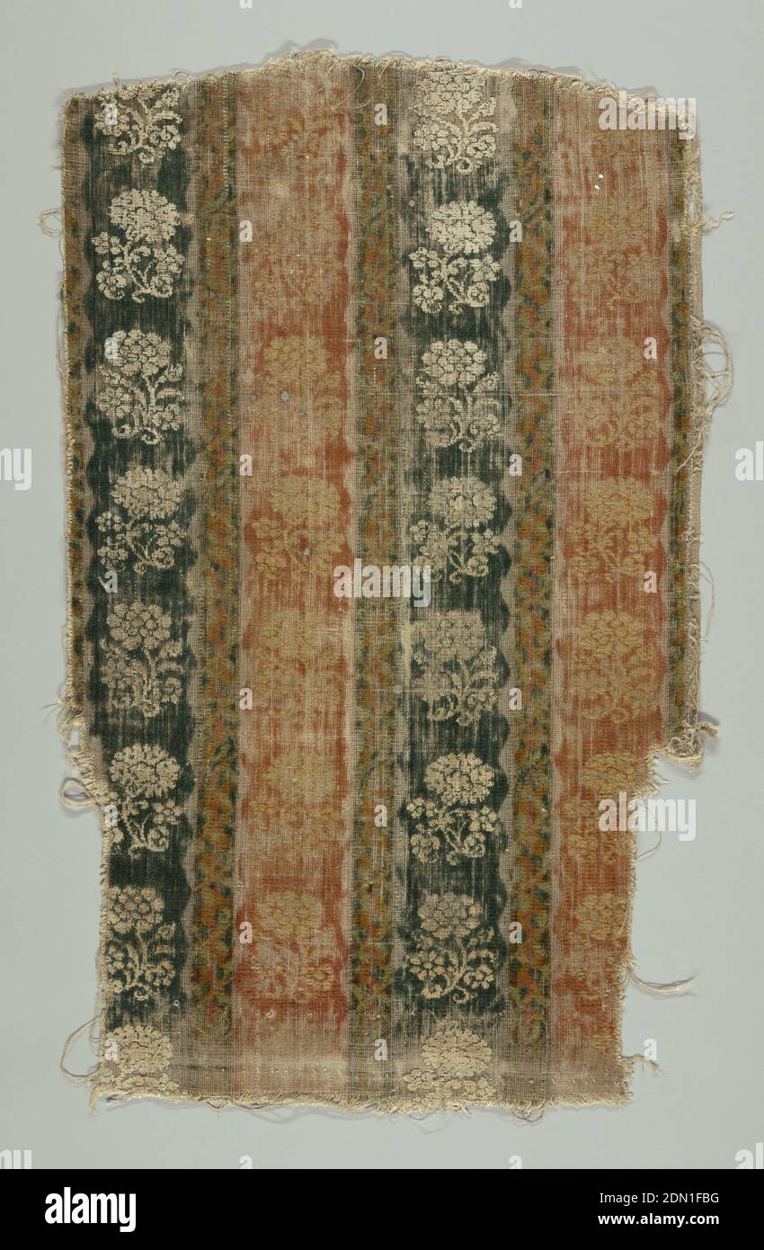 Teppichfragment, Medium: Leinen, Wolltechnik: Ergänzender Kettflor in Leinwandbindung (Samt), Fragment gemustert von Streifen mit isolierten Blüten auf Hintergründen abwechselnd dunkelblau und dunkelorange. Jeder Streifen ist durch einen schmalen floralen Rebschutzstreifen in grün und dunkelorange voneinander getrennt. Die gesamte Oberfläche ist mit etwas Leinen aus Wolle geschnitten., Frankreich, 1670–1680, gewebte Textilien, Teppichfragment Stockfoto