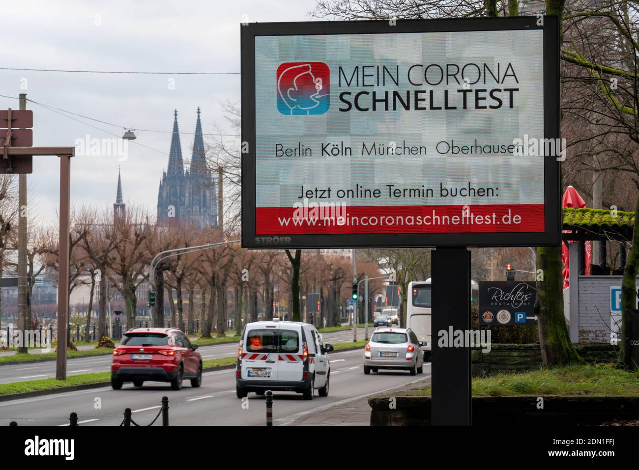 LED-Plakatwand, mit digitaler Werbung für Corona Schnelltests, im Testzentrum in Köln, am Konrad-Adenauer-Ufer in Köln, NRW, Deutschland, Stockfoto