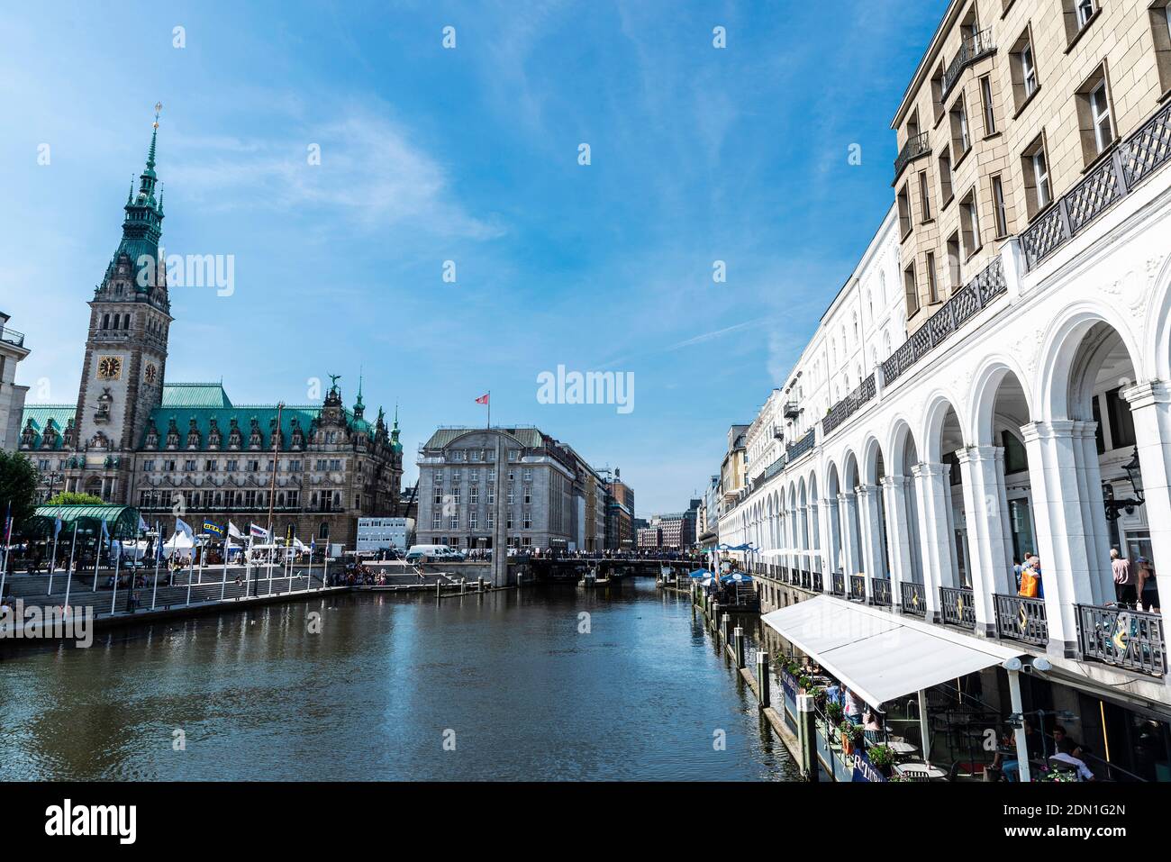 Hamburg, Deutschland - 23. August 2019: Rathaus und Alsterarkaden mit Luxusgeschäften und Restaurants im Jungfernstieg, einer Stadtpromenade Stockfoto