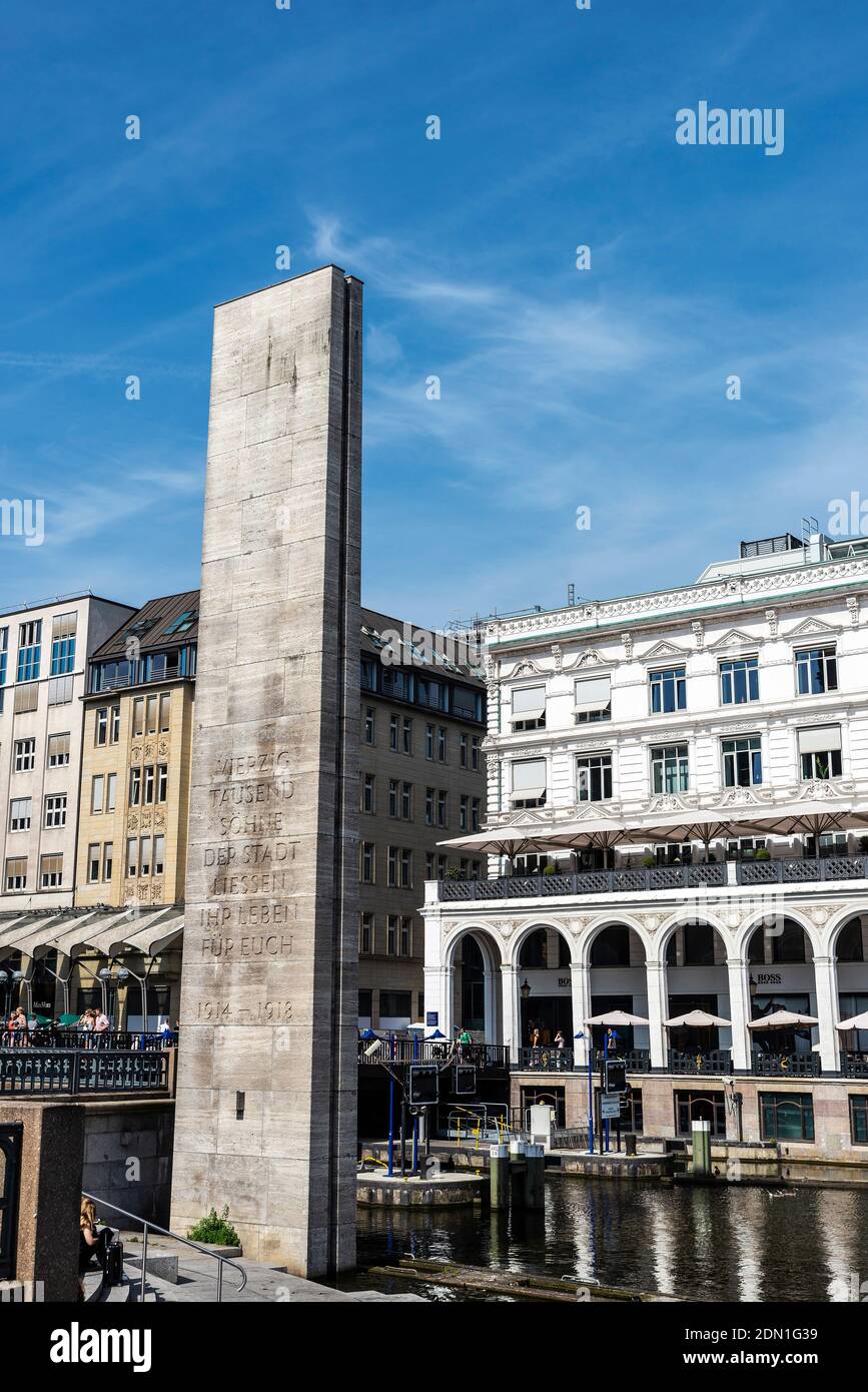 Hamburg, 23. August 2019: Hamburger Ehrenmal und Alsterarkaden im Jungfernstieg, einer Stadtpromenade in Ne Stockfoto