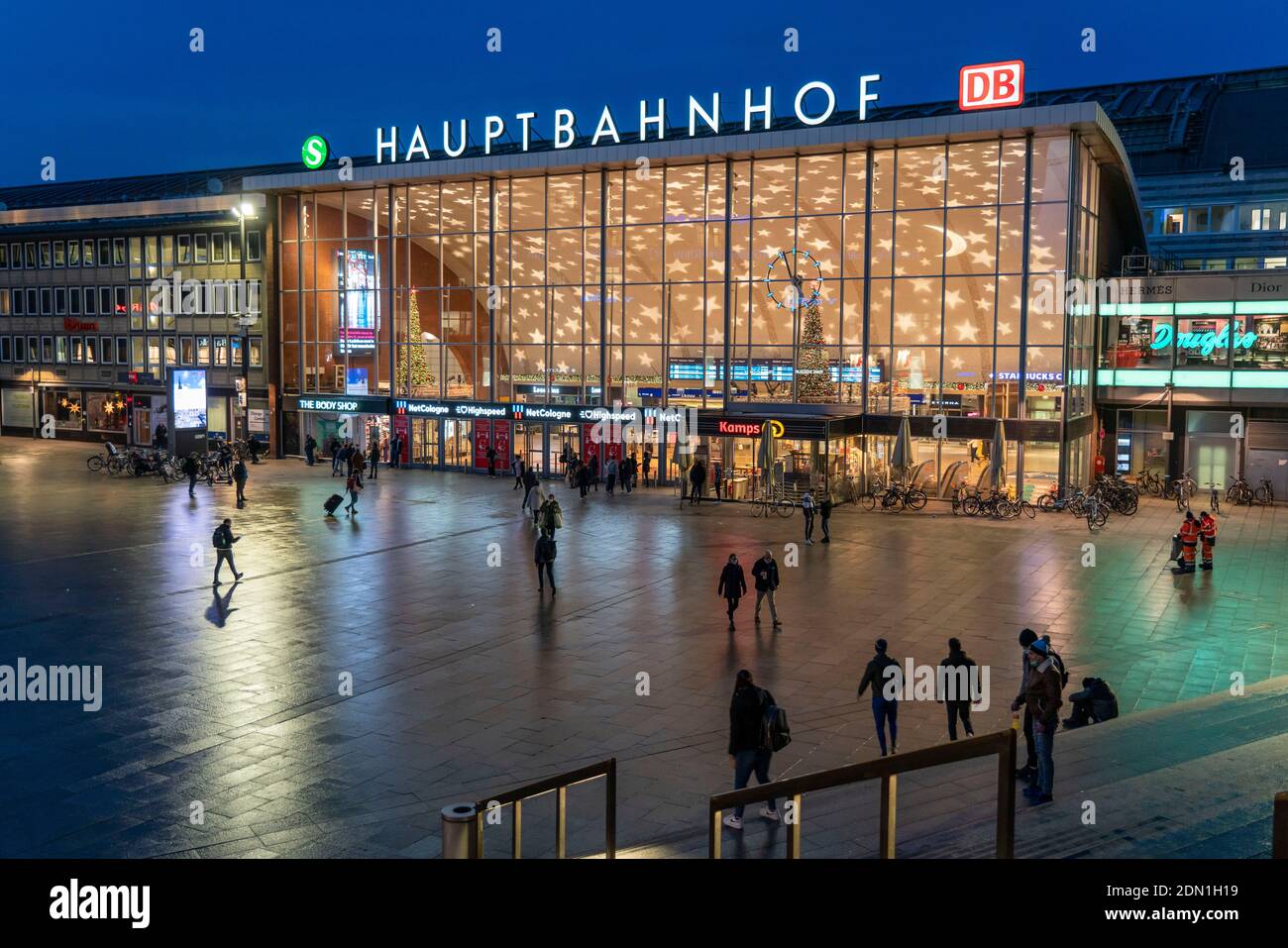 Erster Tag der weihnachtlichen Sperre in der Coronakrise, leerer Platz vor dem Kölner Hauptbahnhof, geschlossene Geschäfte, kaum Passanten, in Co Stockfoto