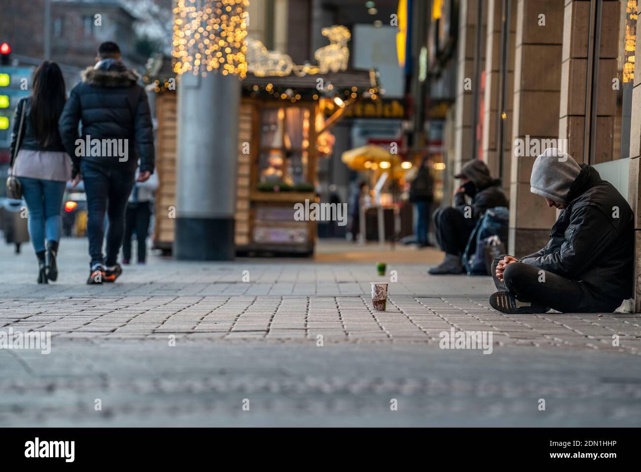Erster Tag der Weihnachtssperre in der Coronakrise, Obdachlose am Neumarkt, geschlossene Geschäfte, kaum Passanten, in Köln, NRW, Deutschland, Stockfoto