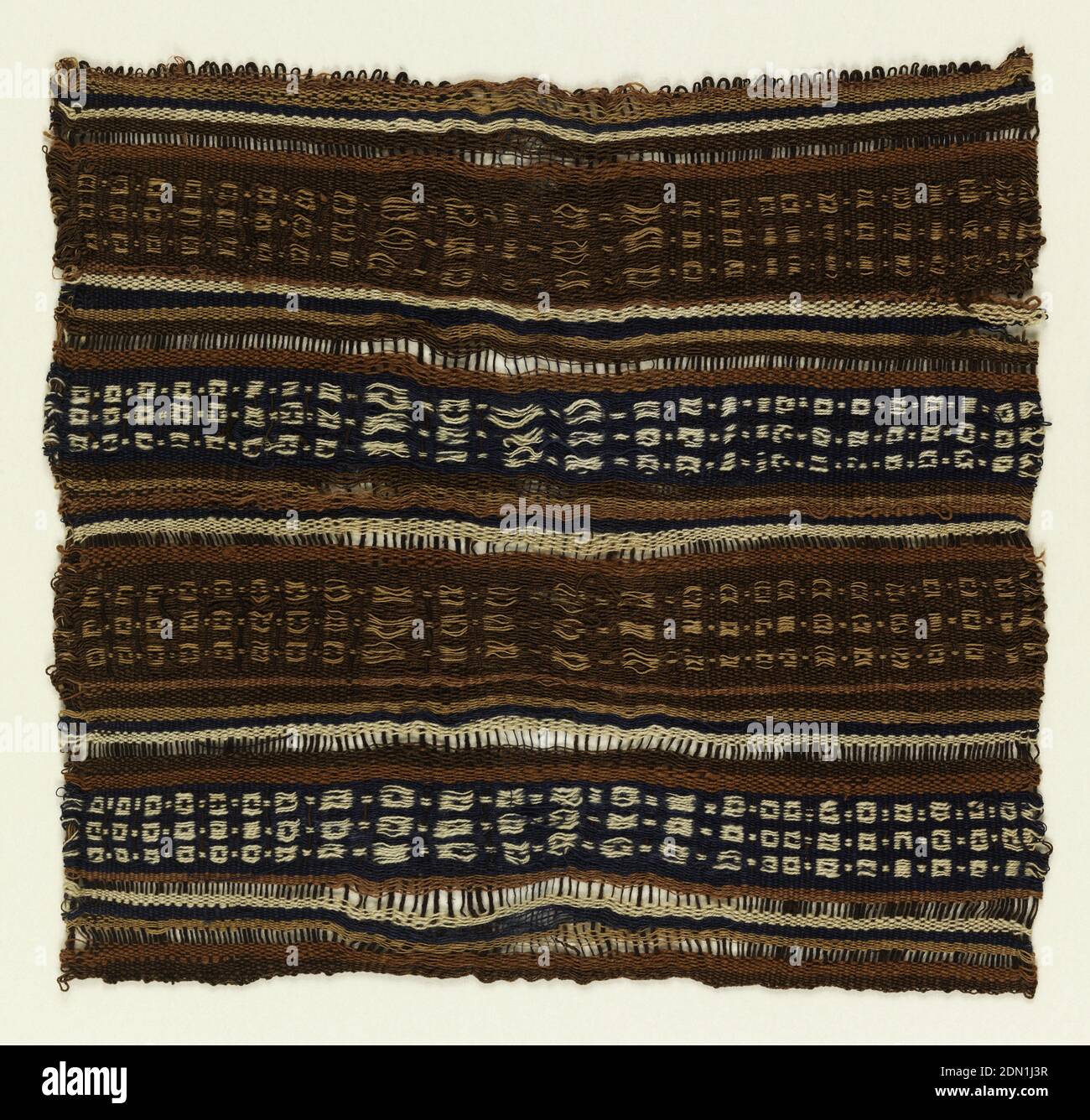 Fragment, Medium: Baumwolle, Wolle Technik: Leinwandbindung mit Kettmuster und Streifen, horizontale Bänder breit und schmal. Breite Bänder sind in einer hellen Farbe auf blauem oder braunem Hintergrund verkrümmen. Andere Farben sind braun und dunkelrot. Fragment wahrscheinlich aus einer Tüte., Peru, 1000–1450, gewebte Textilien, Fragment Stockfoto