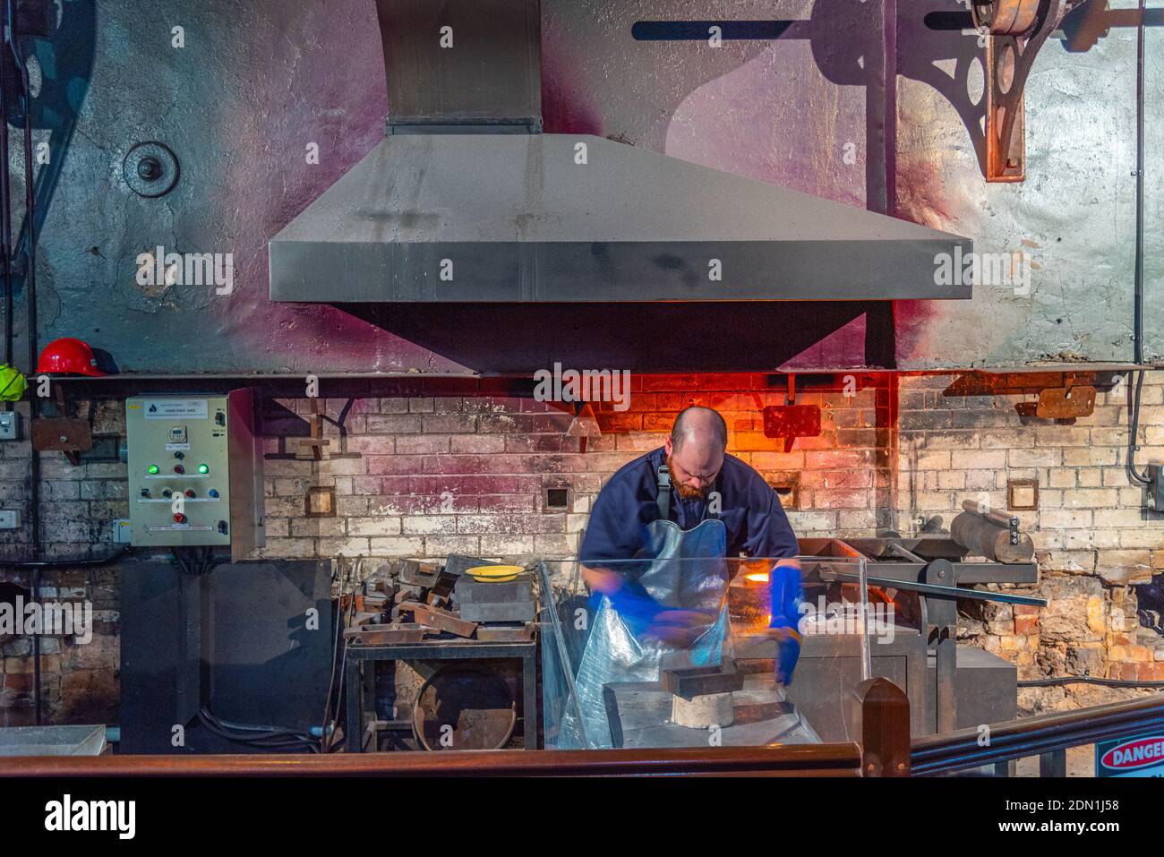 PERTH, AUSTRALIEN, 18. JANUAR 2020: Show zeigt einen Prozess der Herstellung einer goldenen Bar in Perth Mint, Australien Stockfoto