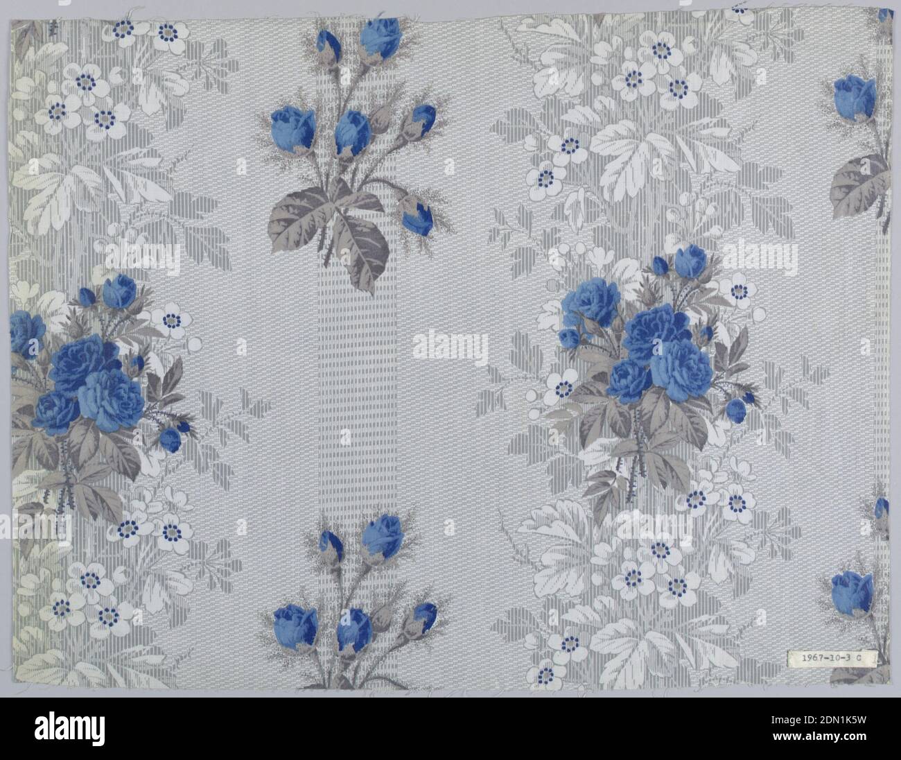 Textil, Schwartz-Huguenin, Medium: Baumwolle Technik: Bedruckt mit gravierter Walze und/oder Block auf Leinwandbindung; hochglasiert, drei Muster, gleiches Design, verschiedene Farben. A) Grauer Boden, wahrscheinlich gedruckt von "Molette", in winzigen geometrischen Mustern mit Flächen von Laub in grau, mit weißen Blüten; florales Muster von Rosengruppen über Boden gedruckt, wahrscheinlich durch Block. B) Grüner Boden, Rosen rot-violett. C) Grauer Boden, Blüten blau mit grauem Laub. Hochglasiert, Mulhouse, Elsass, Frankreich, 1851–63, bedruckte, gefärbte & bemalte Textilien, Textil Stockfoto