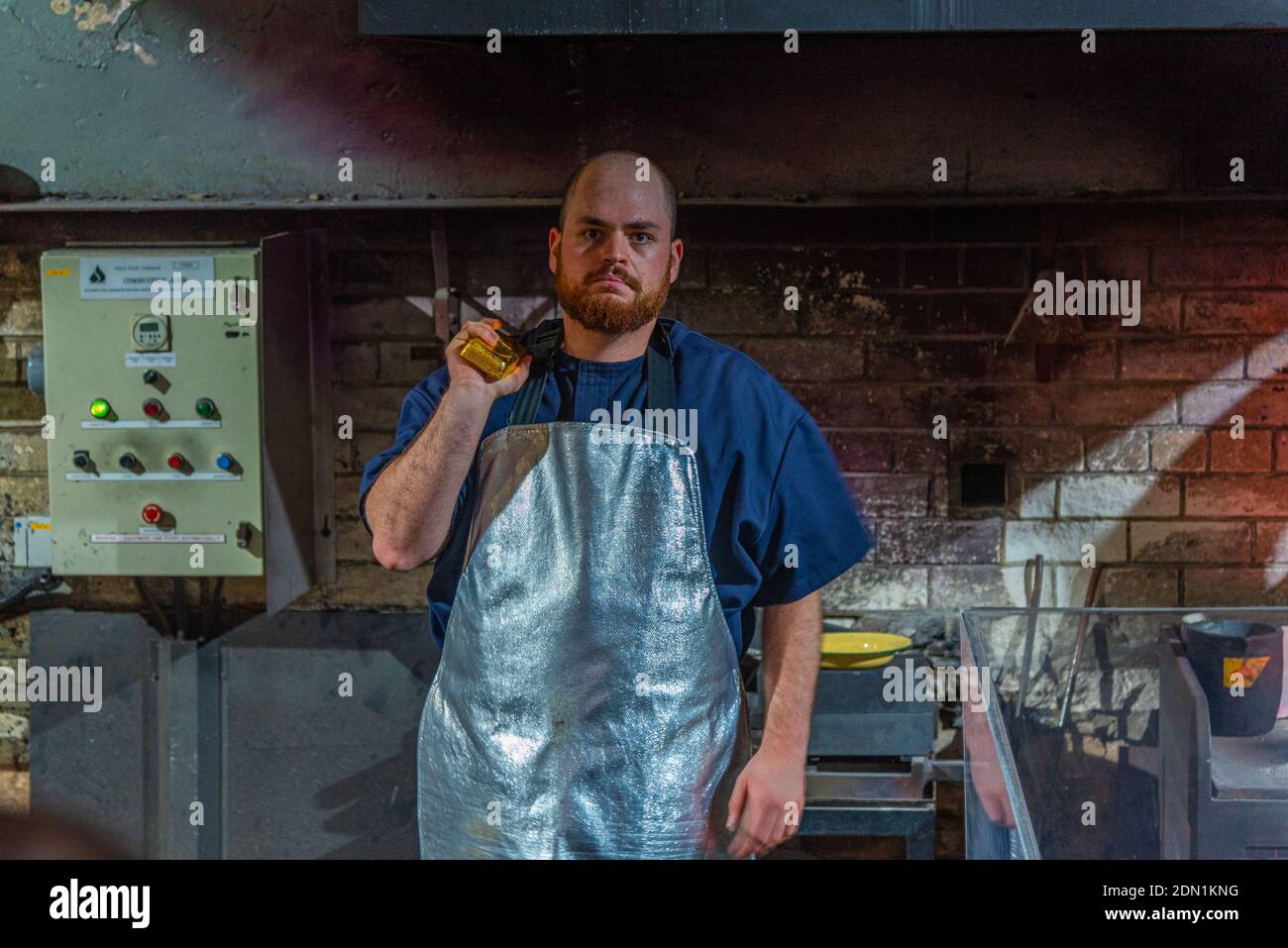 PERTH, AUSTRALIEN, 18. JANUAR 2020: Show zeigt einen Prozess der Herstellung einer goldenen Bar in Perth Mint, Australien Stockfoto