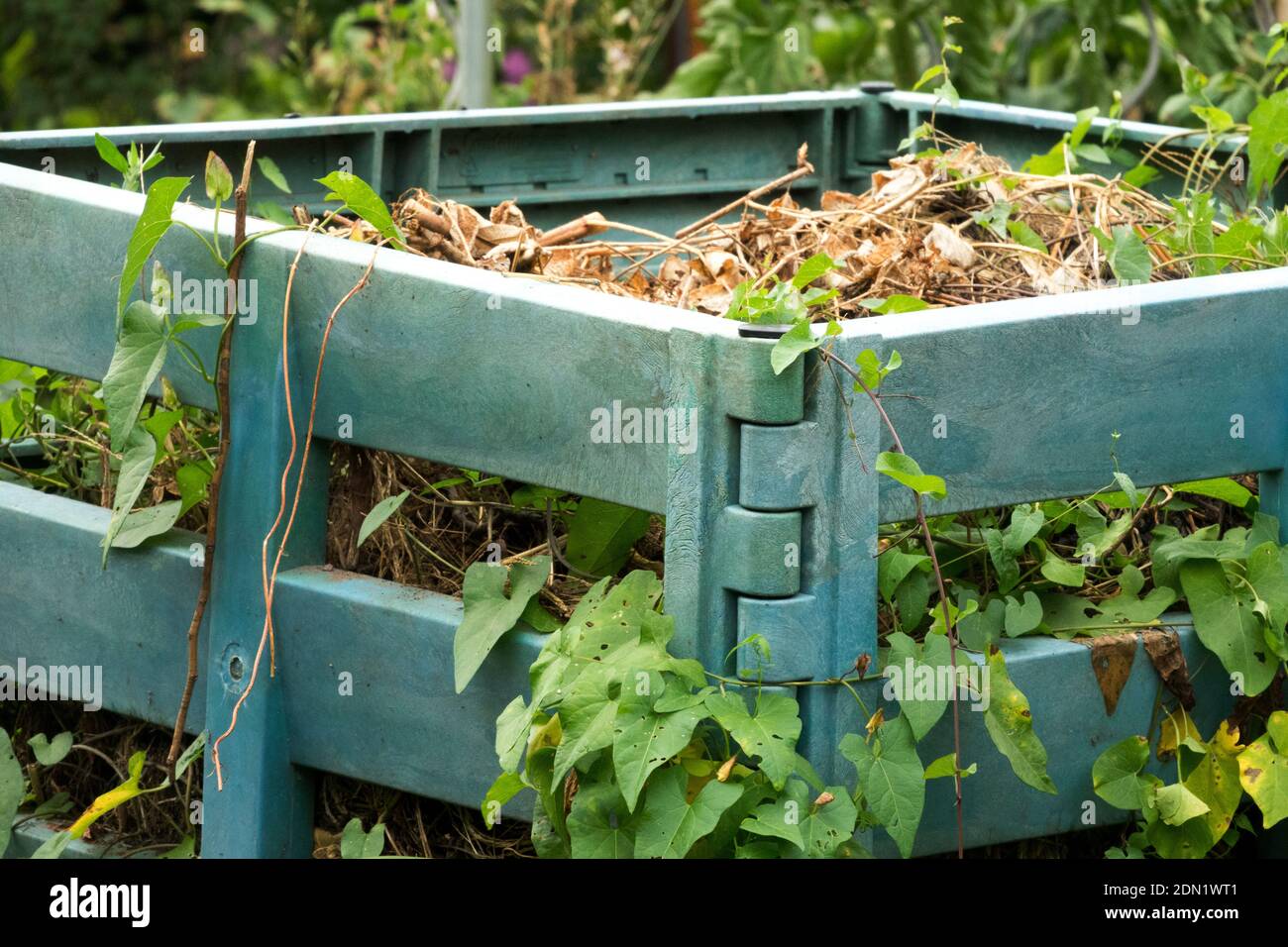 Luftiger Garten-Kunststoff-Komposter, geeignet für die Kompostierung aller organischen Abfälle aus dem Garten und dem Haus Stockfoto