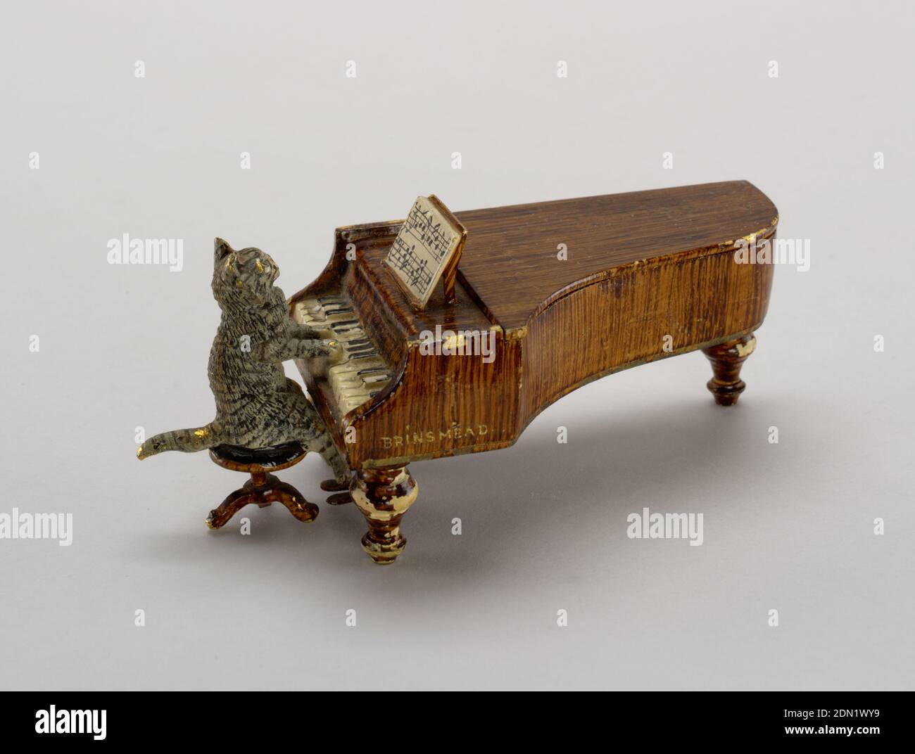 Stifthalter, kalt bemaltes und vergoldetes Messing, anthropomorphe Katze am Brinsmead Klavier., wohl Österreich, Ende 19. Jahrhundert, Miniaturen, Dekorative Kunst, Stifthalter Stockfoto