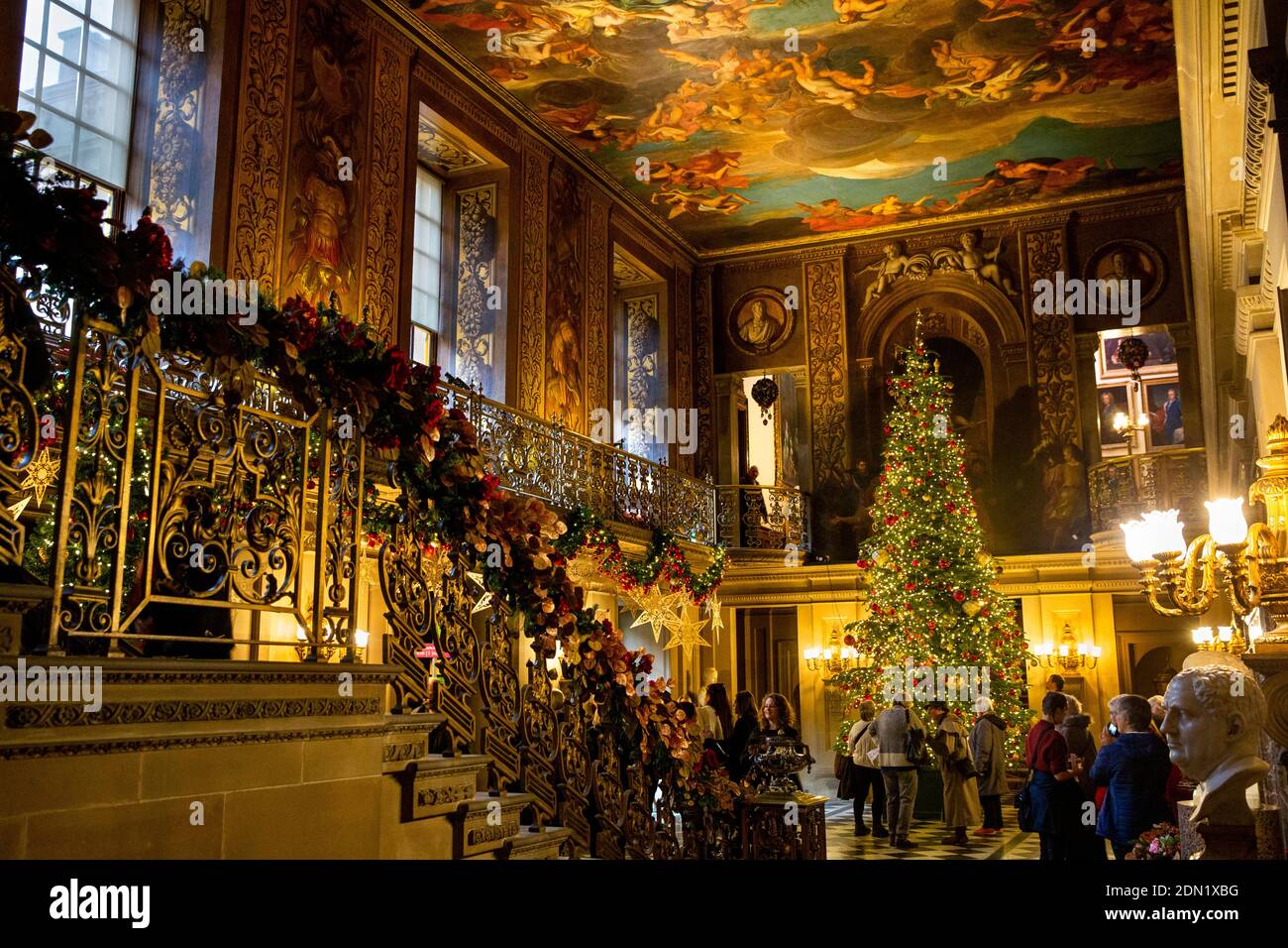 Großbritannien, England, Derbyshire, Edensor, Chatsworth House, Painted Hall an Weihnachten, Länder weit weg, Russland, Treppen Stockfoto