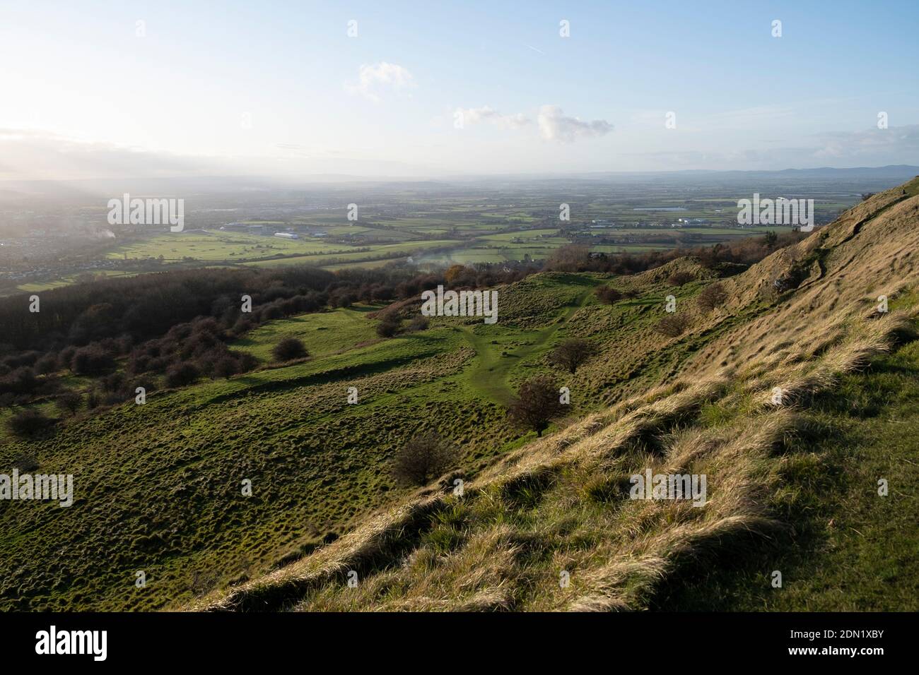 Fernansicht der Cheltenham Rennbahn vom Cleve Hill am 22. November 2020 in Cheltenham, Großbritannien. Die Cheltenham Rennbahn im Prestbury Park, in der Nähe von Cheltenham, Gloucestershire, veranstaltet National Hunt Pferderennen. Das prestigeträchtigste Treffen ist das Cheltenham Festival, das im März stattfindet und mehrere Grade-I-Rennen umfasst, darunter den Cheltenham Gold Cup. Stockfoto