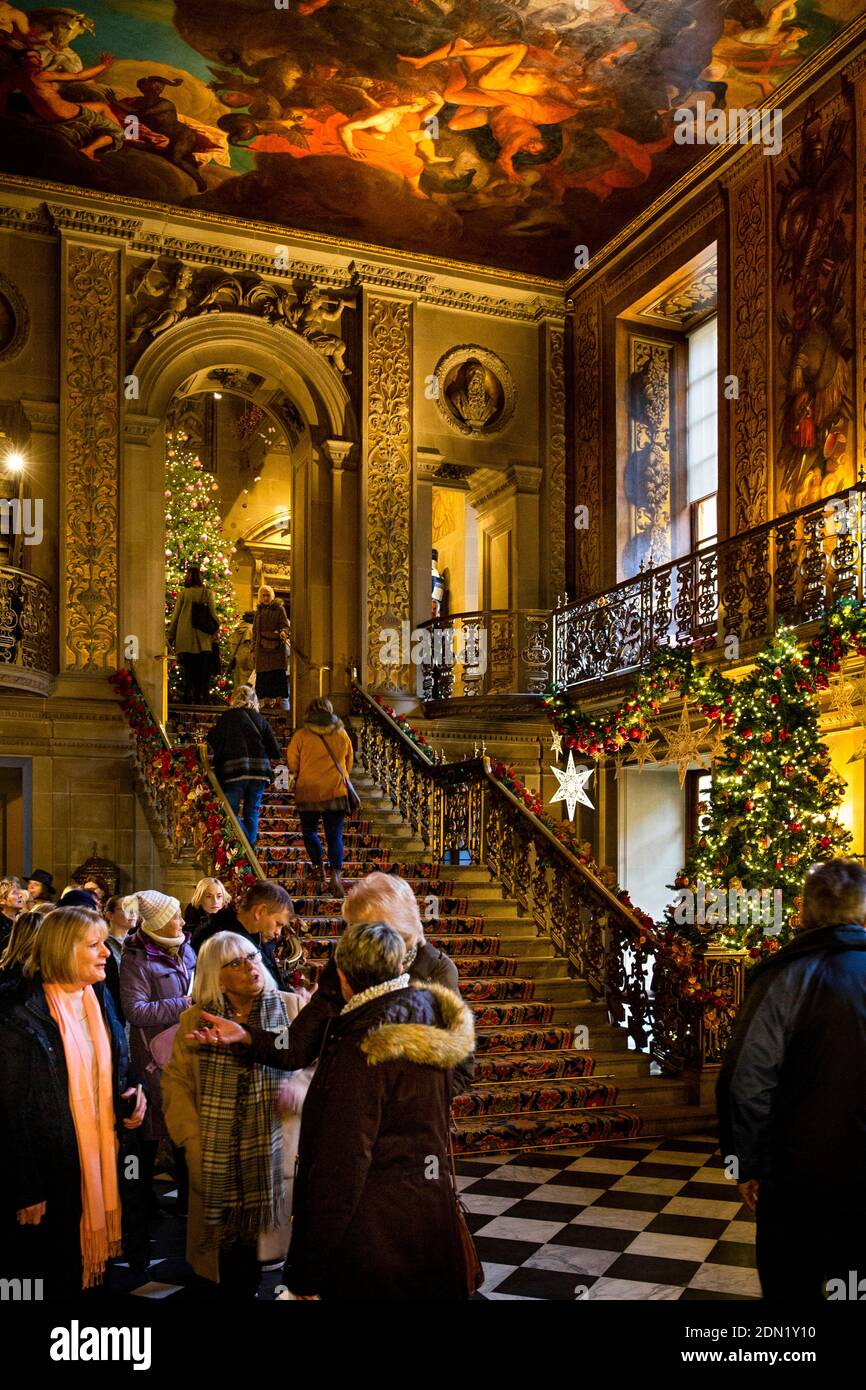 Großbritannien, England, Derbyshire, Edensor, Chatsworth House Painted Hall zu Weihnachten, Länder weit weg, Russland, Treppen und bemalte Decke Stockfoto