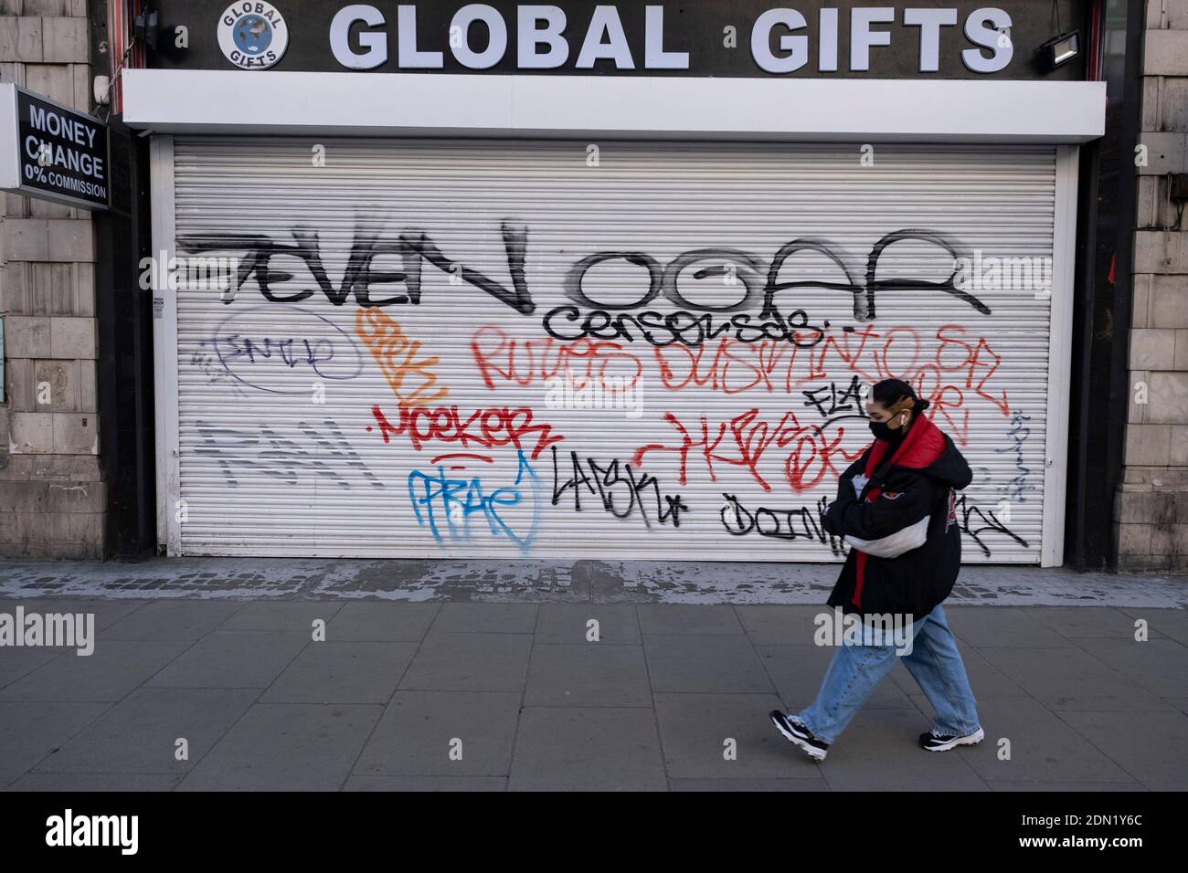 In diesem Souvenirladen in der Oxford Street sind Fensterläden zu sehen, während Londoner das bevorstehende Ende der zweiten nationalen Sperre des Coronavirus erwarten, bevor die Hauptstadt am 1. Dezember 2020 in London, Großbritannien, in das neue dreistufige System eintritt. Geschäfte, die nicht unbedingt erforderlich sind, dürfen ab dem 2. Dezember wieder geöffnet werden, während sie in anderen Gebieten des Landes, kontrovers, geschlossen bleiben müssen. Stockfoto