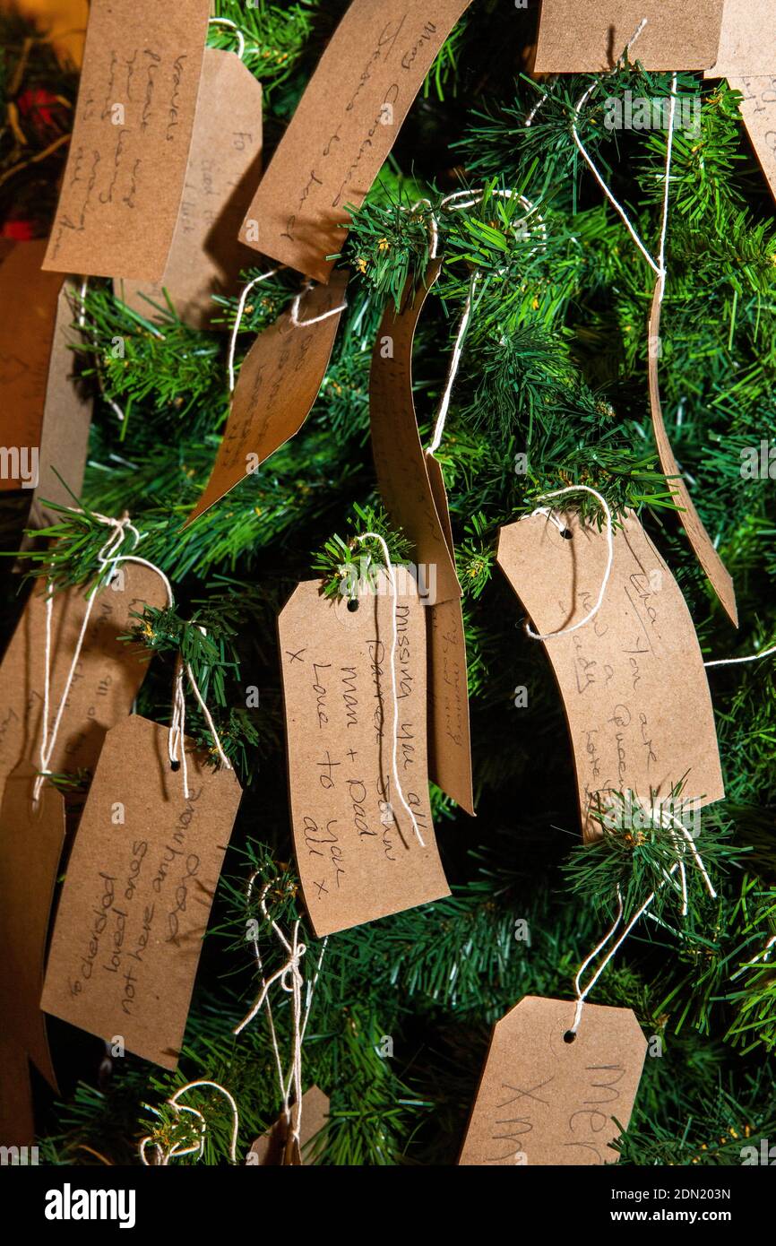 Großbritannien, England, Derbyshire, Edensor, Chatsworth House zu Weihnachten, handgeschriebene Gepäcketiketten-Botschaften der Erinnerung hängen am Baum Stockfoto