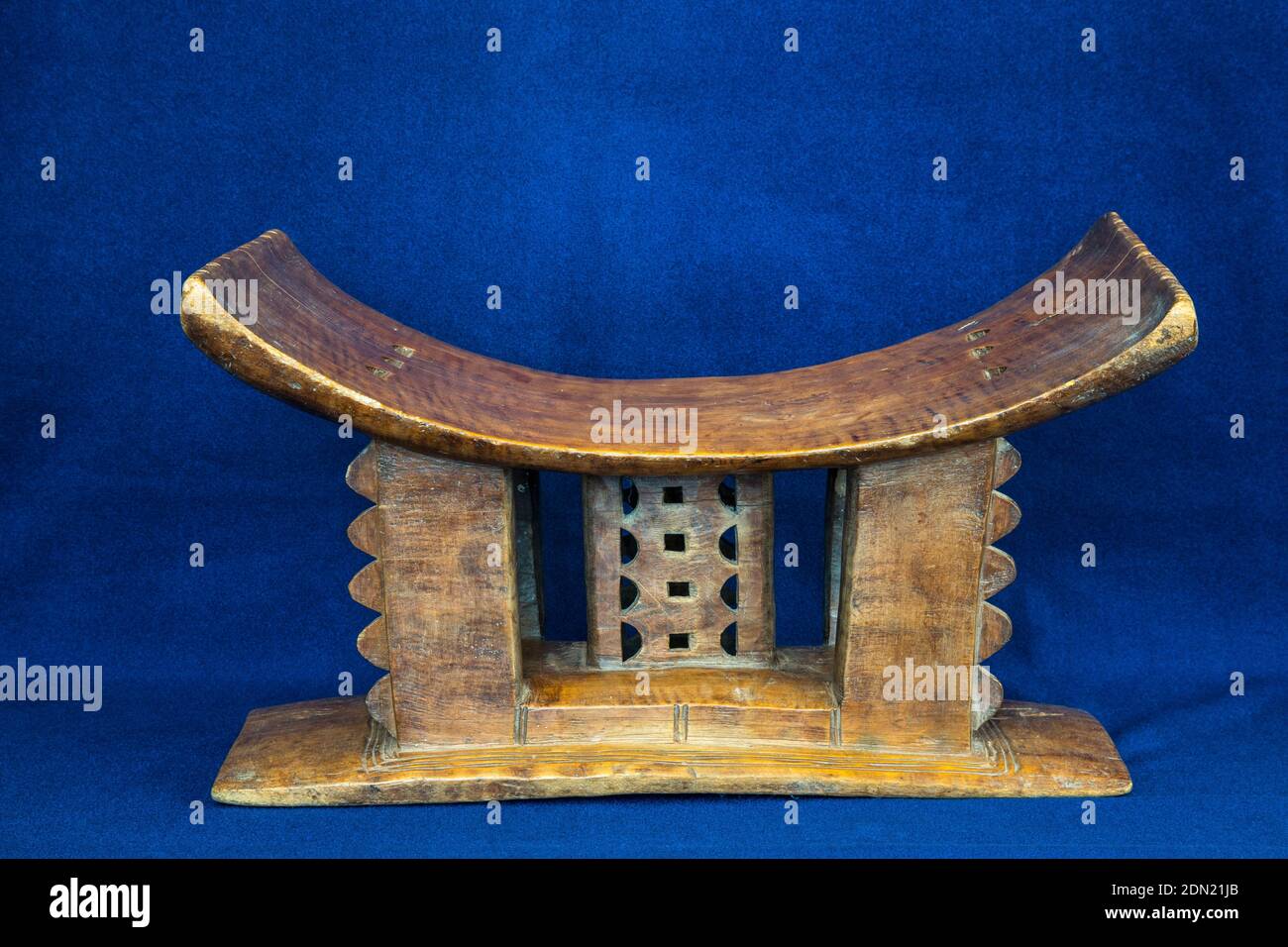 Der traditionelle Hocker des alten Baole-Chefs, eine ivorische Unterabteilung der ethnischen Gruppe Akan. Abidjan, Elfenbeinküste, Elfenbeinküste. Gekauft 1992 in Cote d Stockfoto