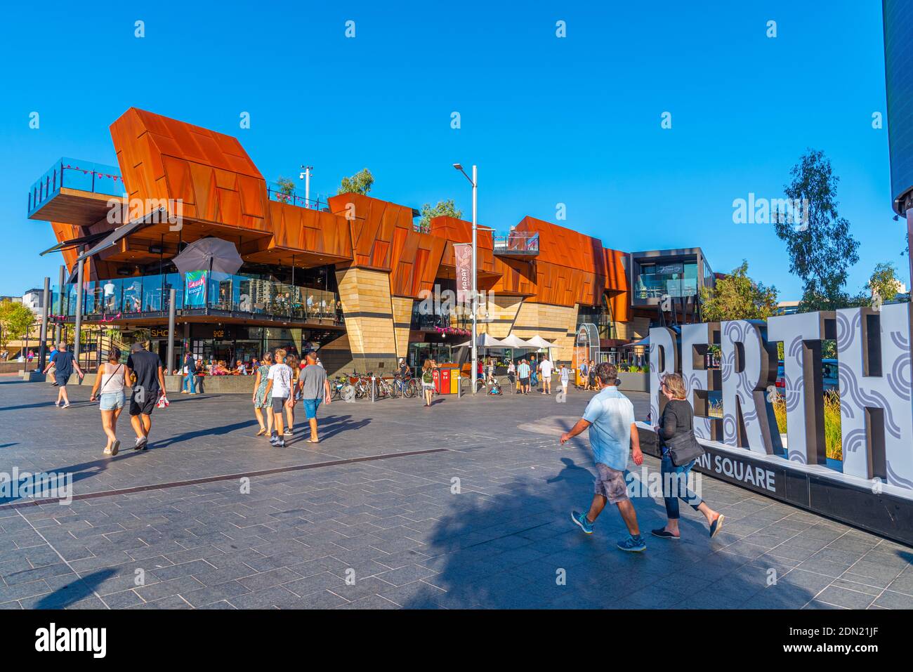 PERTH, AUSTRALIEN, 18. JANUAR 2020: Die Menschen schlendern durch den Yagan-Platz in Perth, Australien Stockfoto