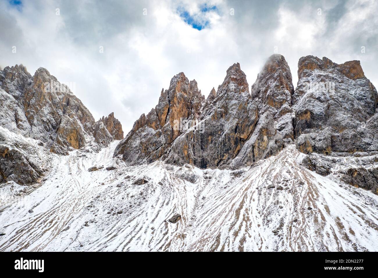 Blick auf die geisler-Gruppe schneebedeckte Bergkette adolf-Munkler-Wanderweg im Winter Stockfoto