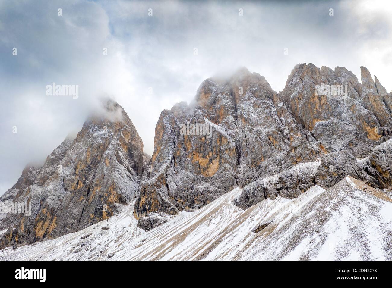 Blick auf die geisler-Gruppe vom adolf-Munkler-Trekking Trail im Winter Stockfoto