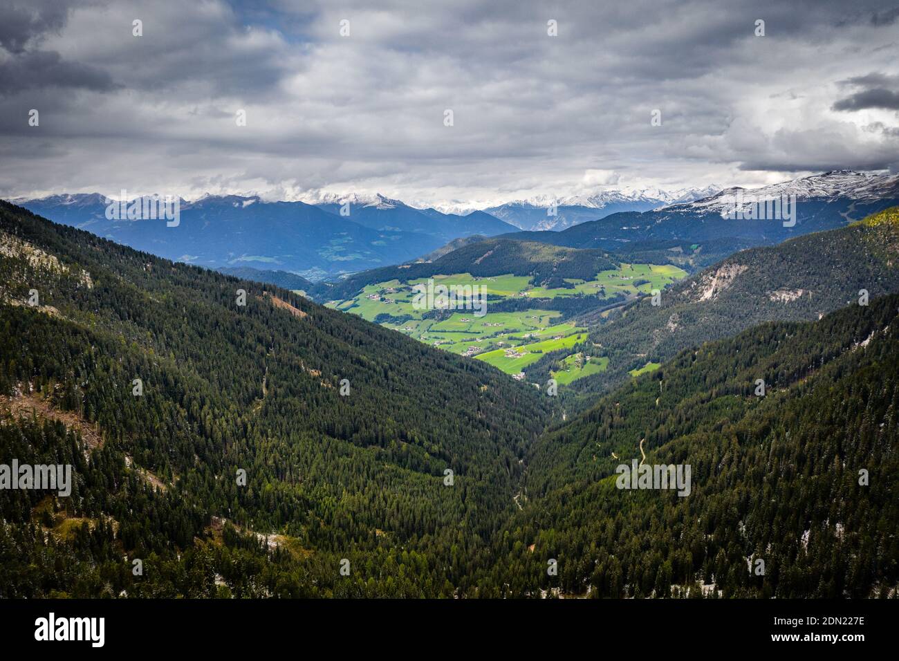 Blick auf die Berglandschaft in den alpen Stockfoto