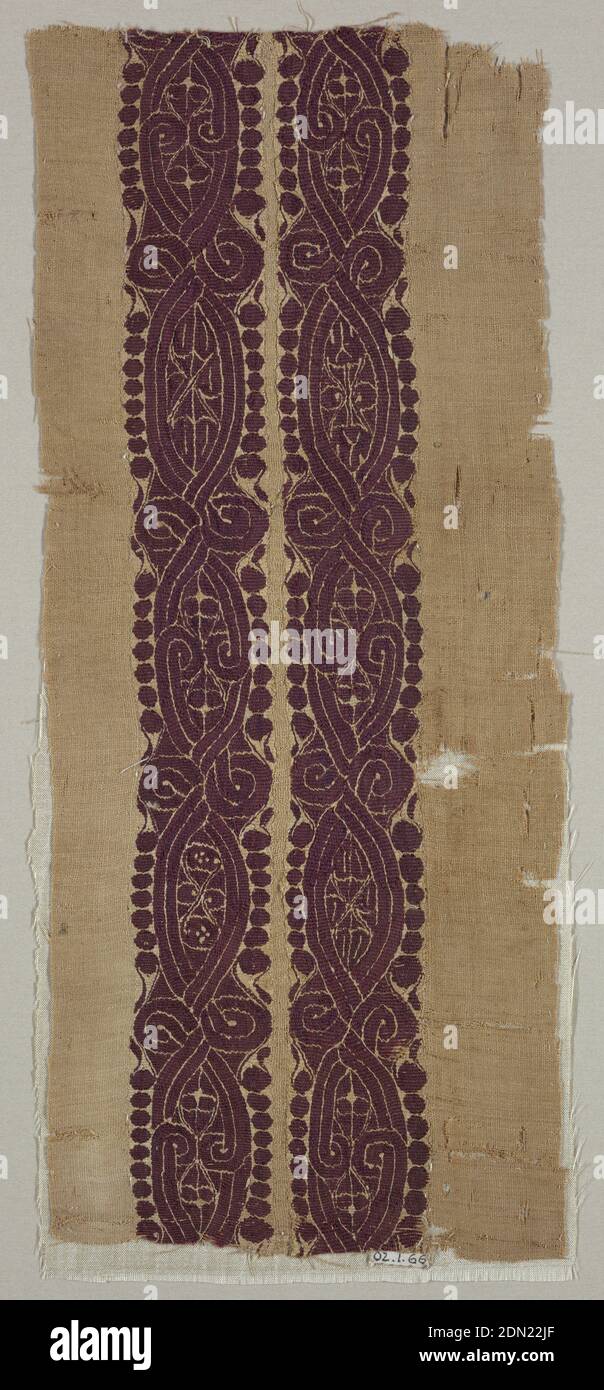 Fragment des Gewandes mit Bändern, Medium: Kettchen; S-gesponnenes Leinen. Schussstoffe; Z-gesponnene Wäsche, Z-gesponnene Wolle. Technik: Einfarbiges Leinen mit gewebtem Woll-Spaltteppich und ergänzender Schussverpackung, Fragment mit zwei Bändern, die Bindungsschnüre zeigen, die Spiralen bilden., Ägypten, 4.–6. Jahrhundert, gewebte Textilien, Fragment von Kleidungsstücken mit Bändern Stockfoto