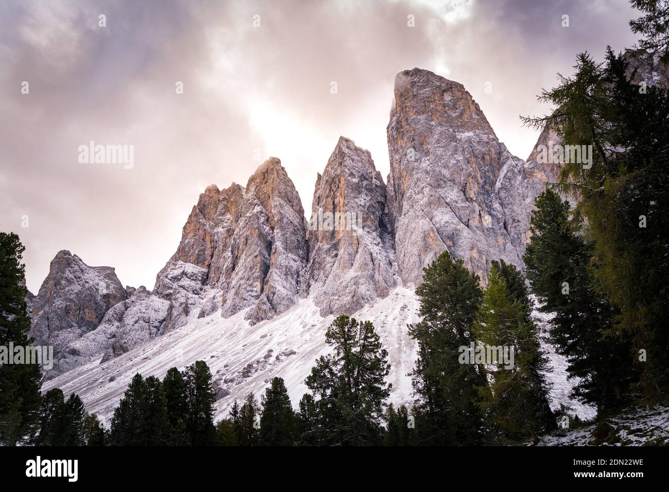 Schneebedeckte Berge im Winter in den dolomiten Stockfoto